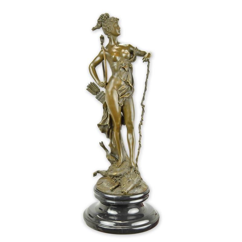Bronzen sculptuur van Diana met boog en koker op ronde marmeren sokkel, 47,5 cm hoog