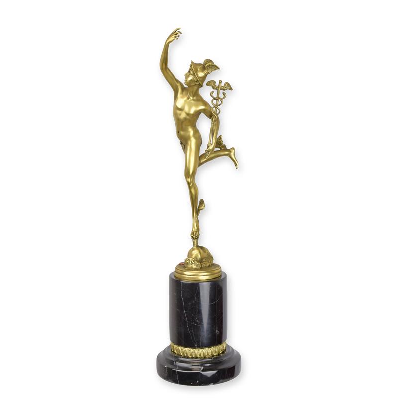 Gepolijste bronzen sculptuur van Mercurius met caduceus op zwarte marmeren sokkel