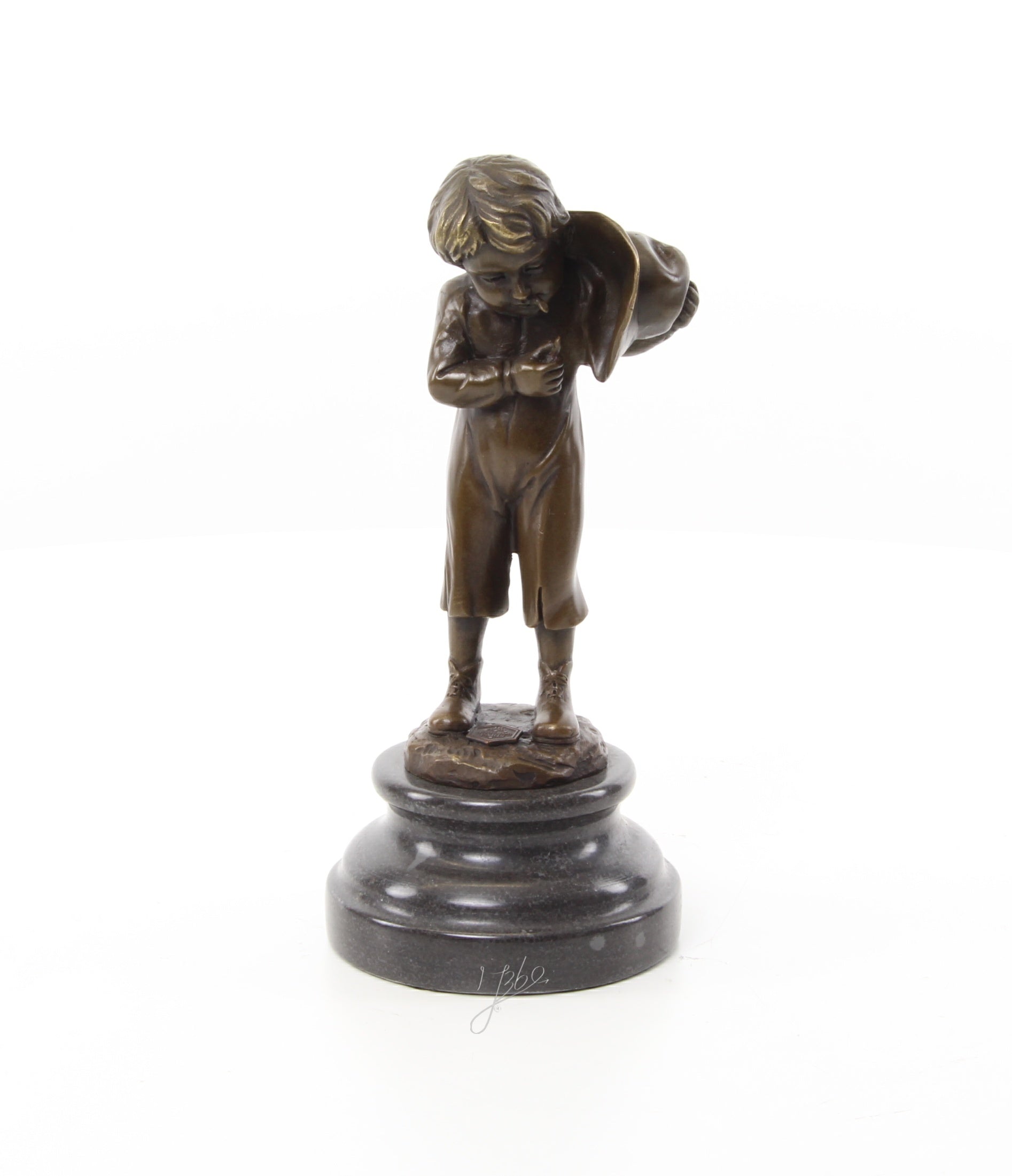 Bronzen jongen met sigaret – marmeren sokkel