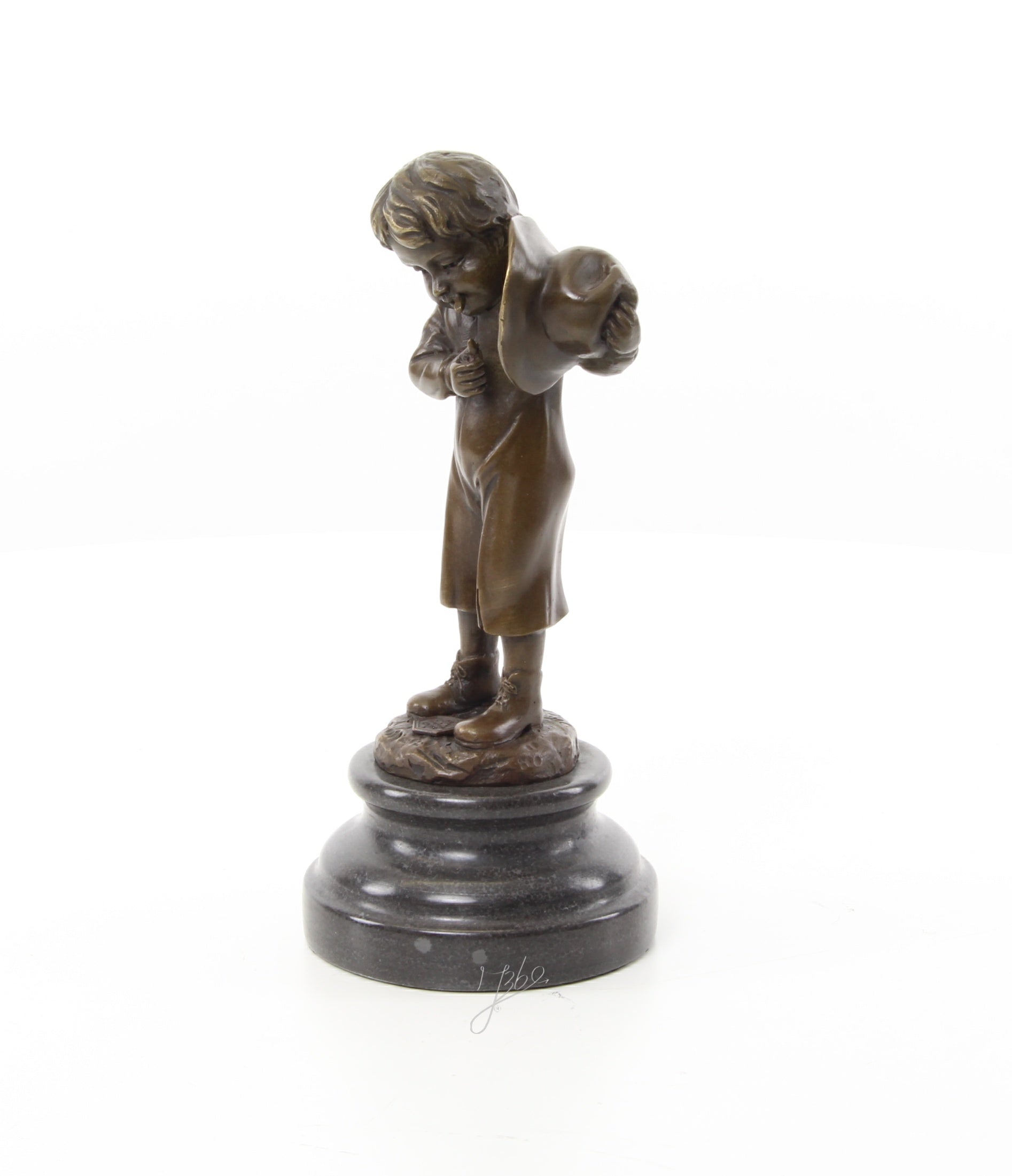Bronzen jongen met sigaret – marmeren sokkel