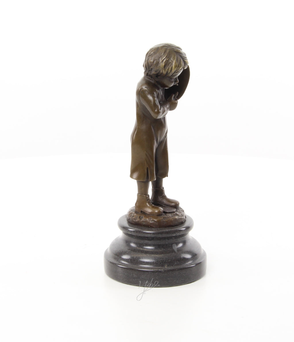 Bronzen jongen met sigaret – marmeren sokkel