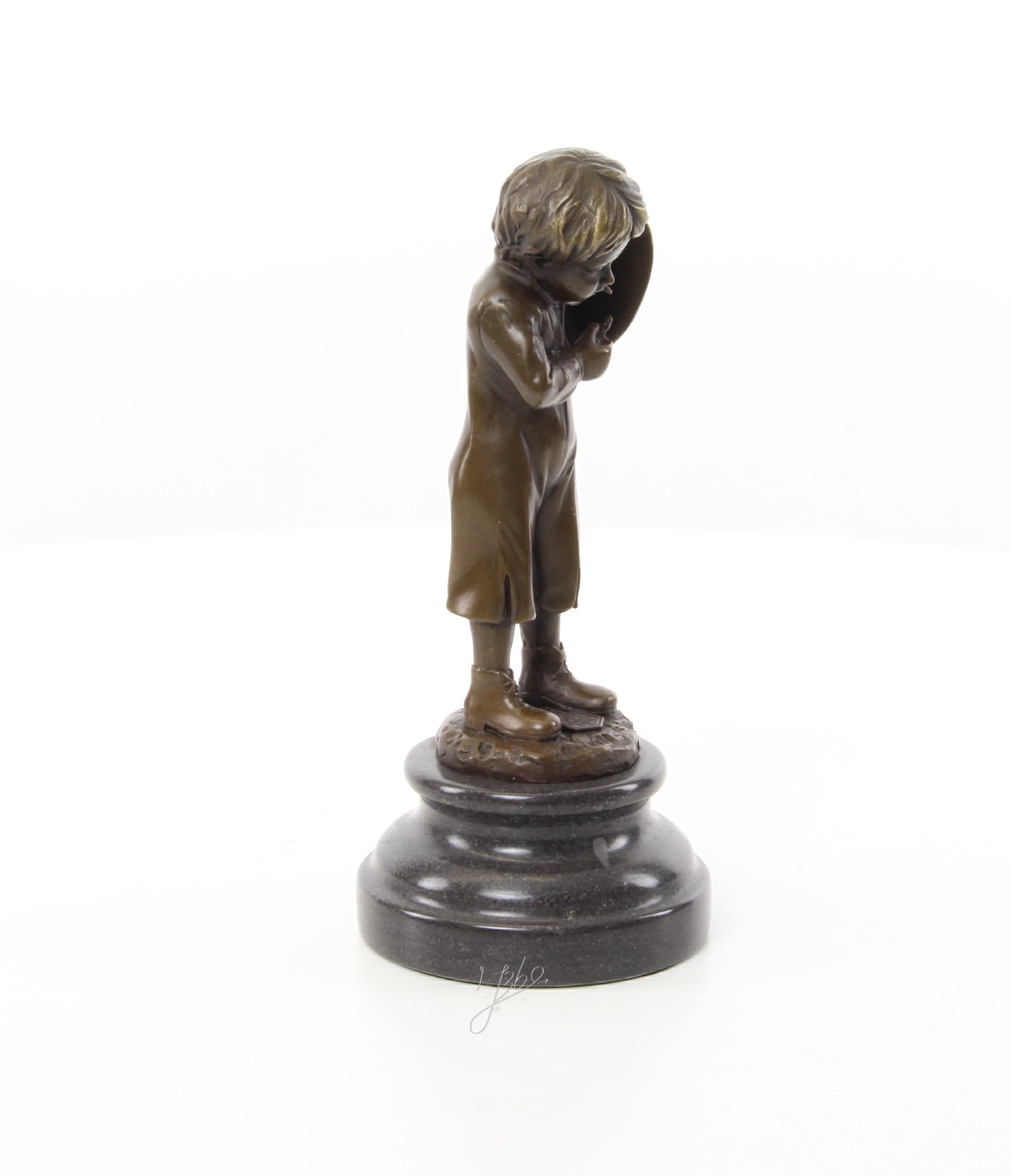 Bronzen jongen met sigaret – marmeren sokkel