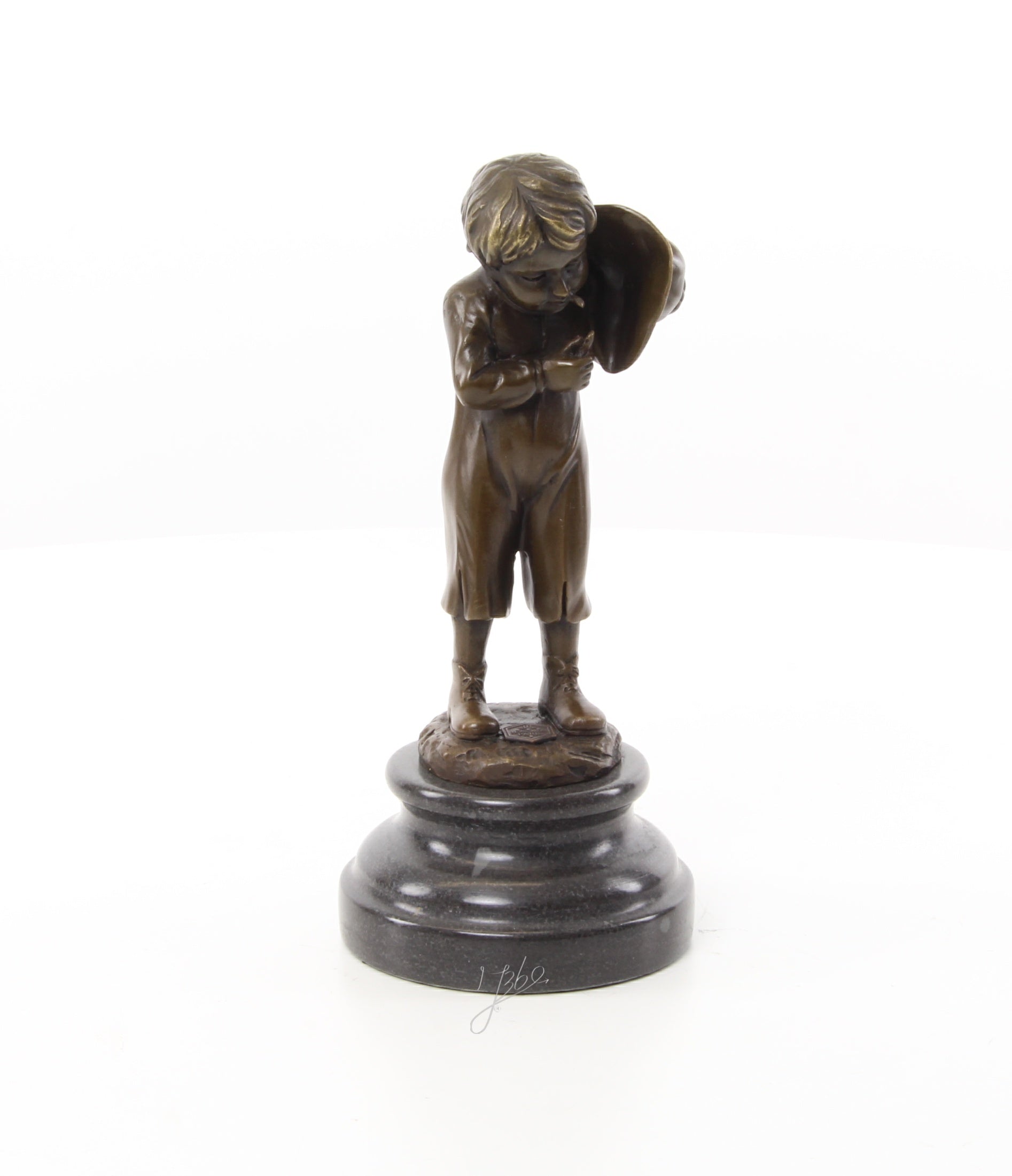 Bronzen jongen met sigaret – marmeren sokkel