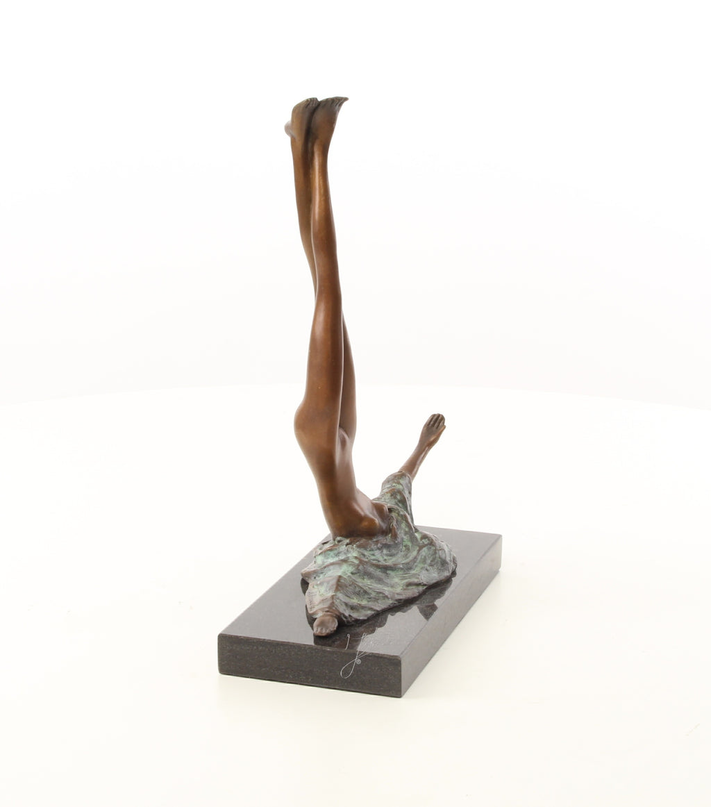 Bronzen sculptuur ‘Camouflage’ – moderne vrouwenfiguur