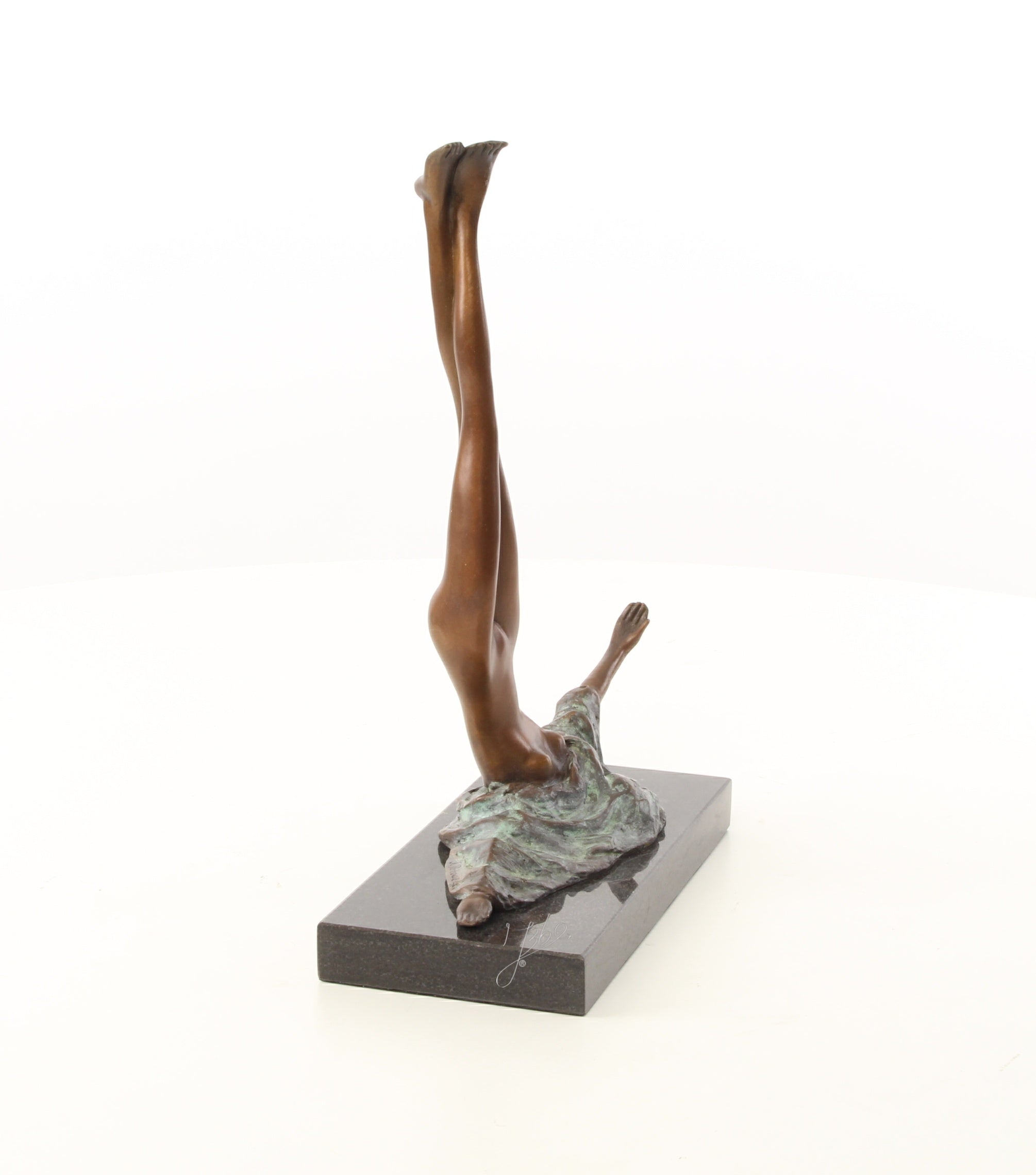 Bronzen sculptuur ‘Camouflage’ – moderne vrouwenfiguur
