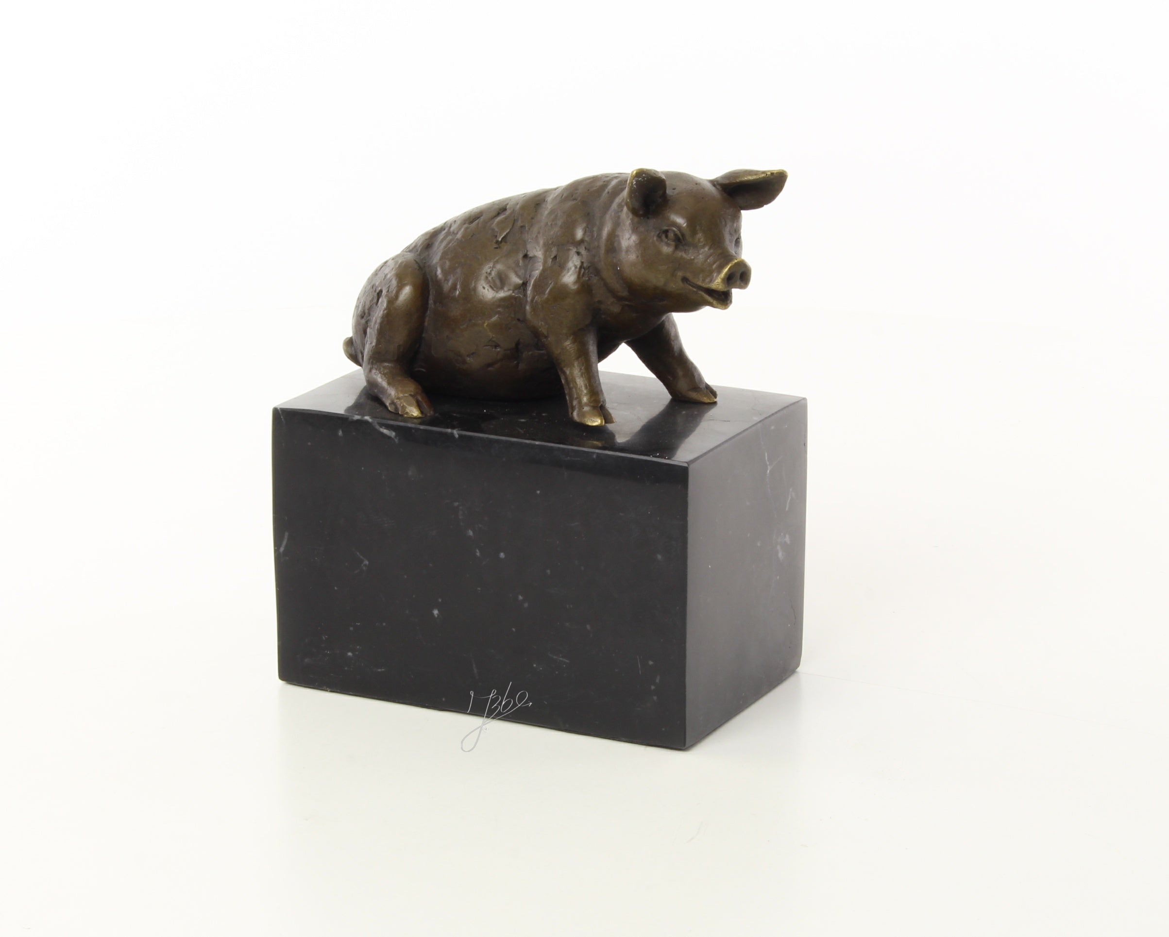 Bronzen varken sculptuur – zittend op marmeren sokkel
