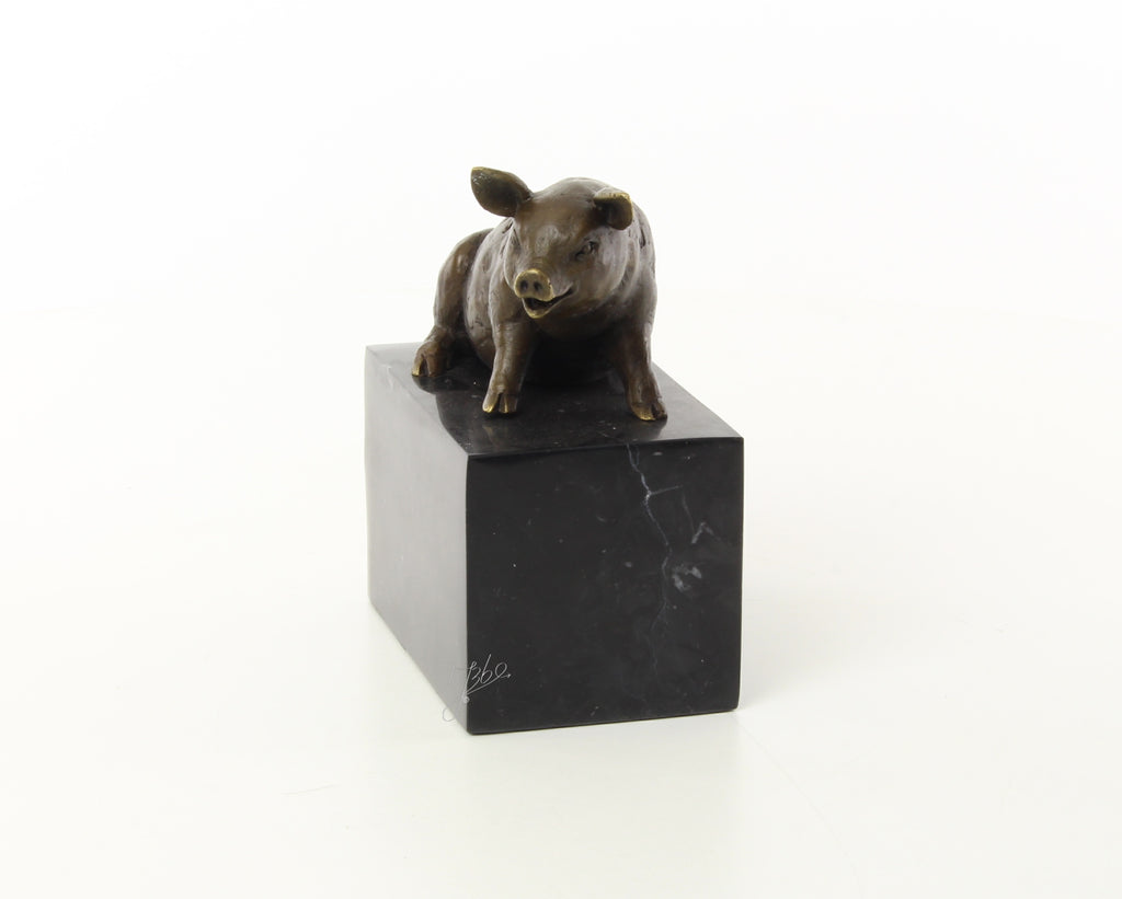 Bronzen varken sculptuur – zittend op marmeren sokkel