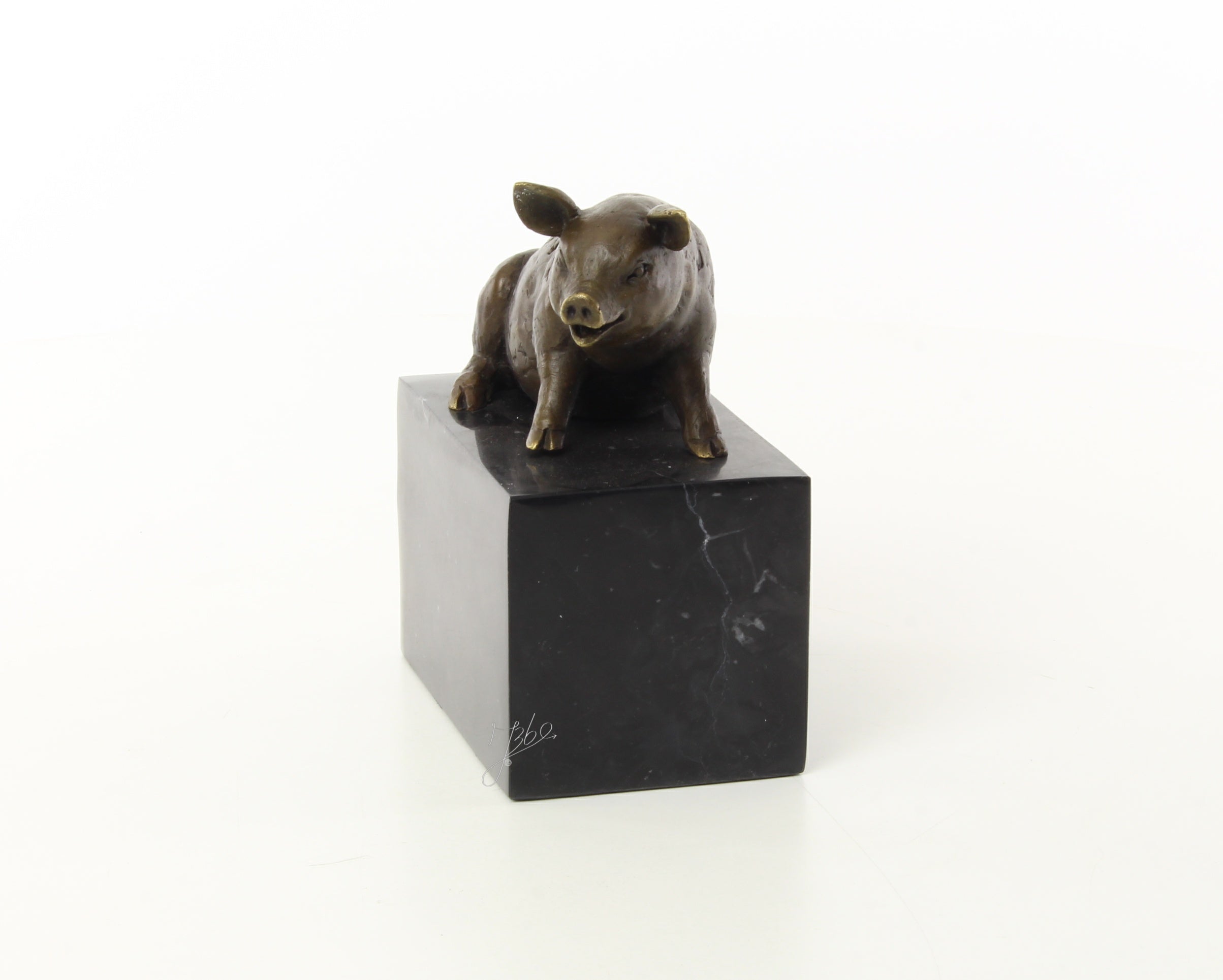 Bronzen varken sculptuur – zittend op marmeren sokkel