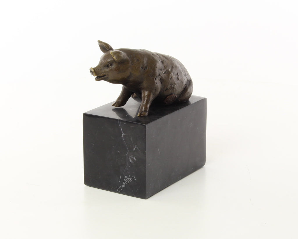 Bronzen varken sculptuur – zittend op marmeren sokkel