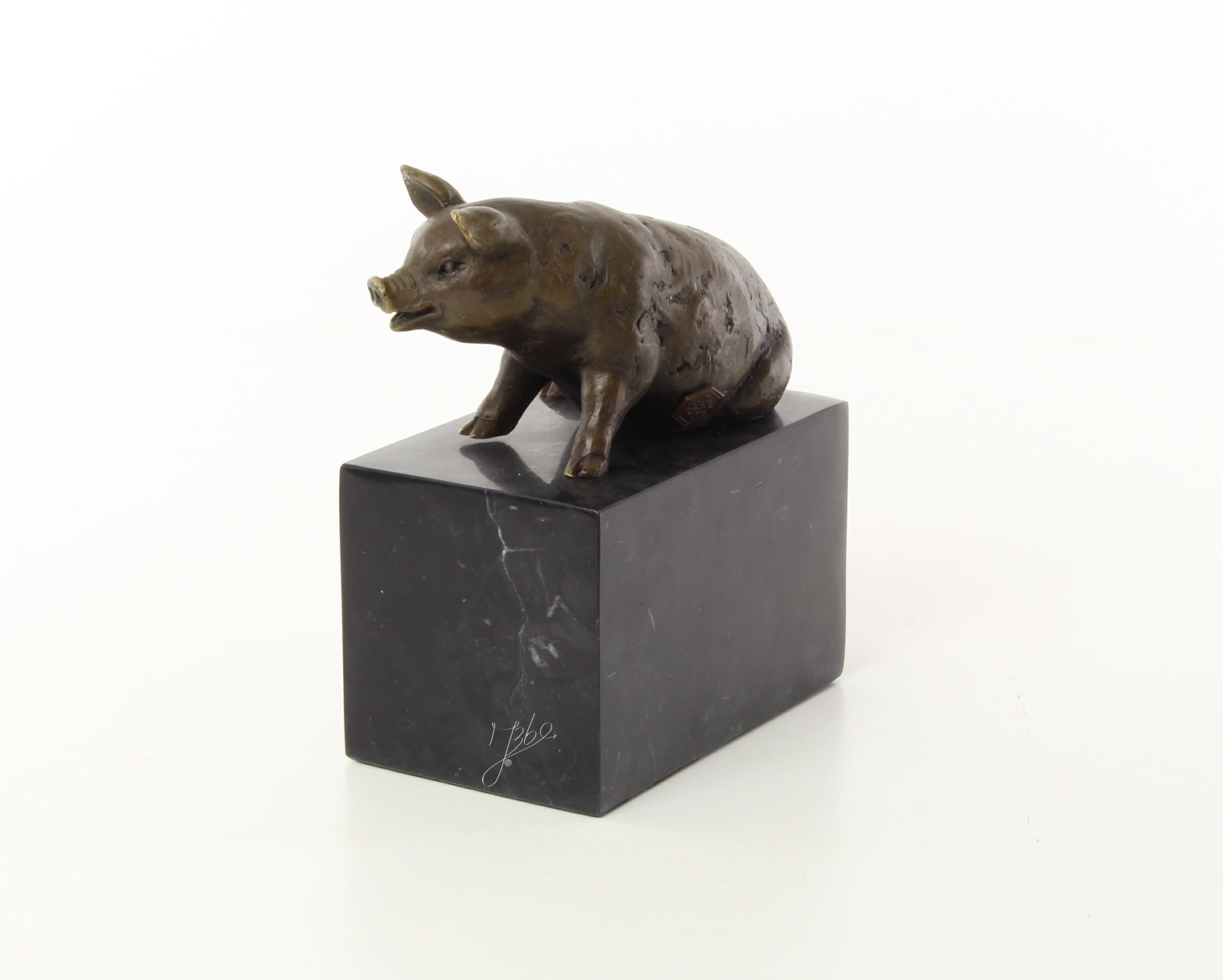 Bronzen varken sculptuur – zittend op marmeren sokkel