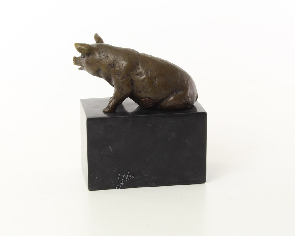 Bronzen varken sculptuur – zittend op marmeren sokkel