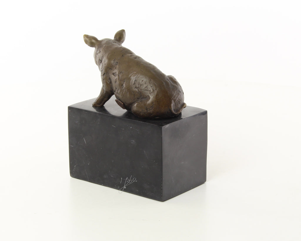 Bronzen varken sculptuur – zittend op marmeren sokkel