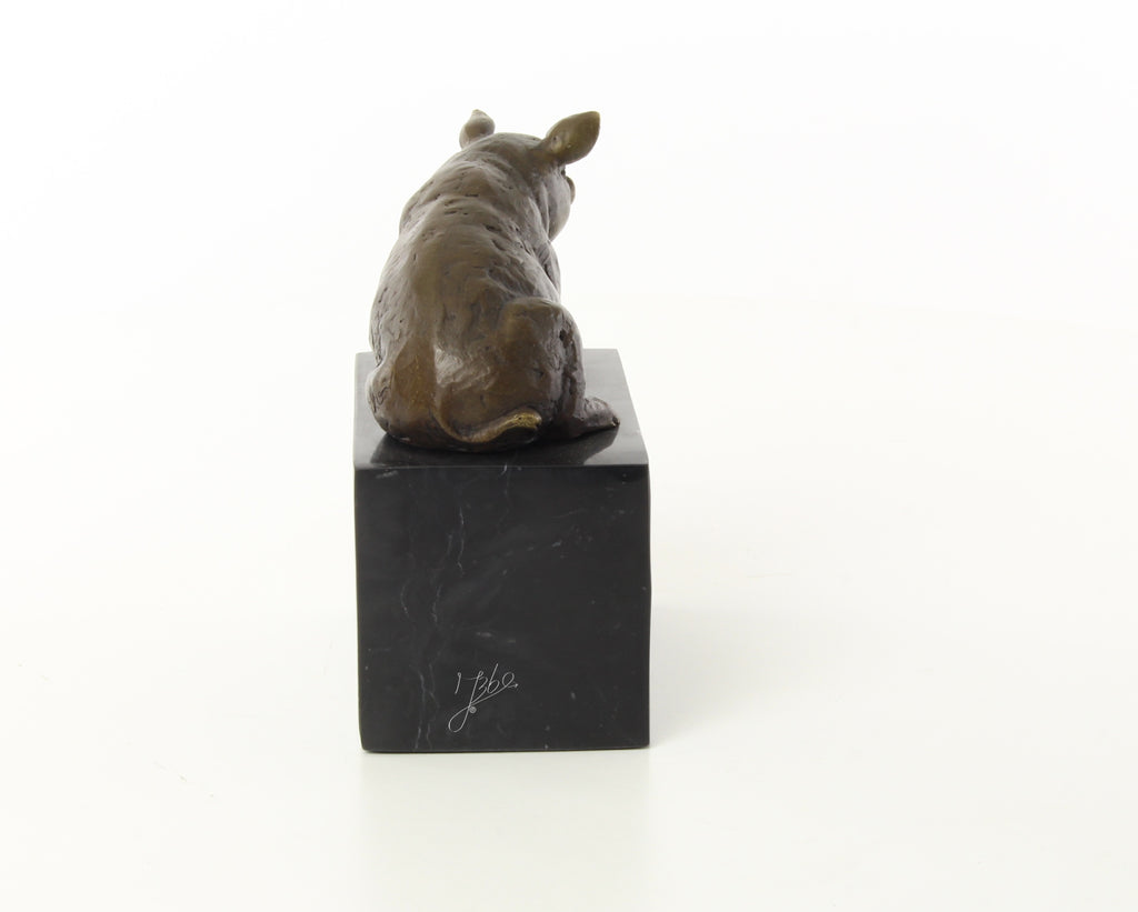 Bronzen varken sculptuur – zittend op marmeren sokkel