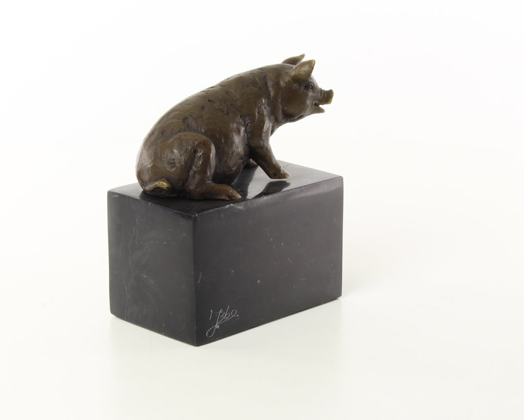 Bronzen varken sculptuur – zittend op marmeren sokkel