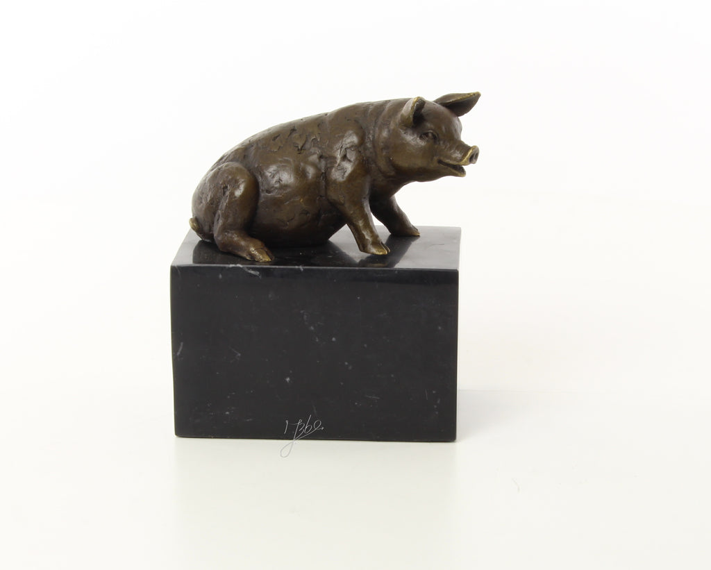 Bronzen varken sculptuur – zittend op marmeren sokkel