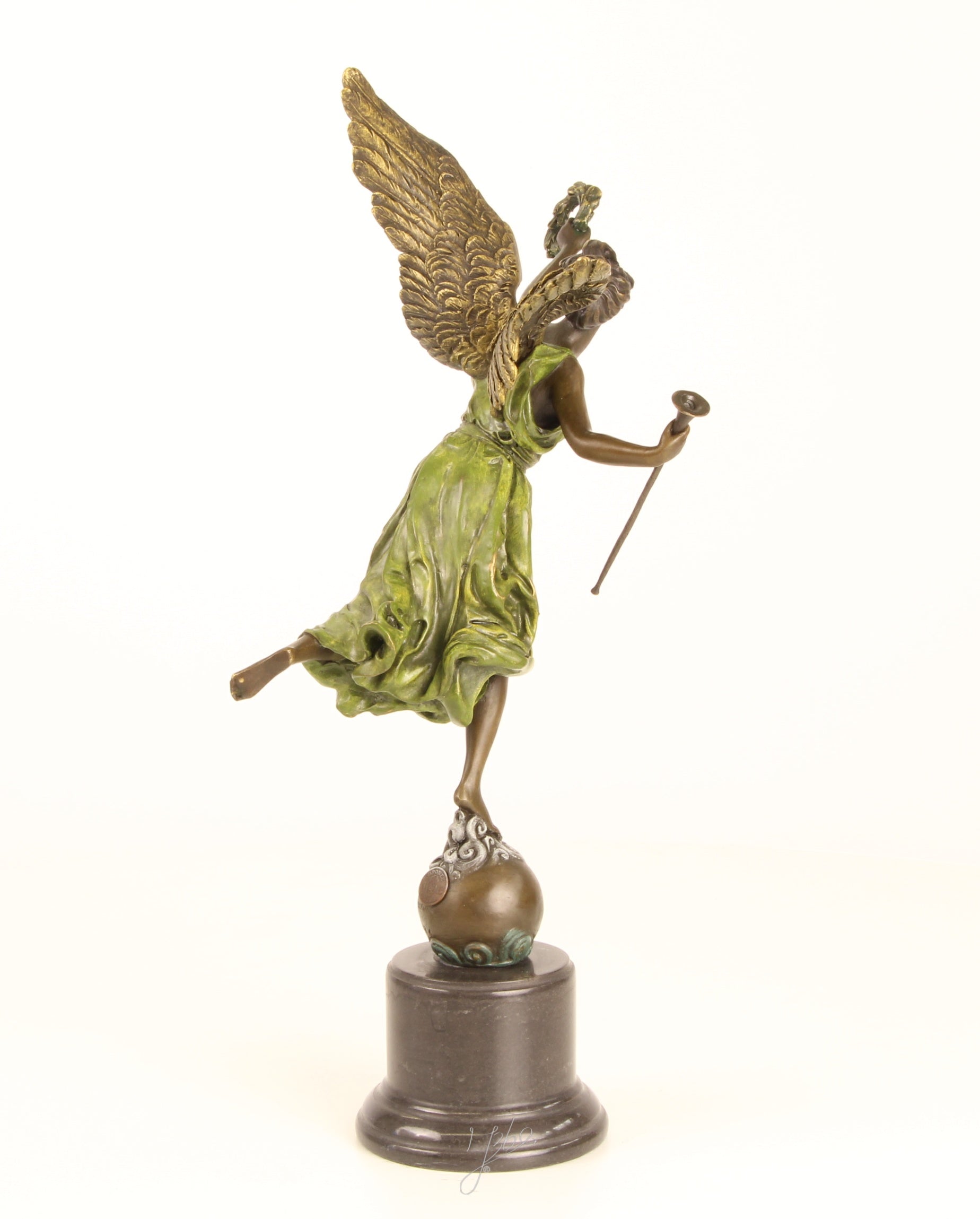 Geflügelte Siegesgöttin – Bronzestatue 40,7 cm