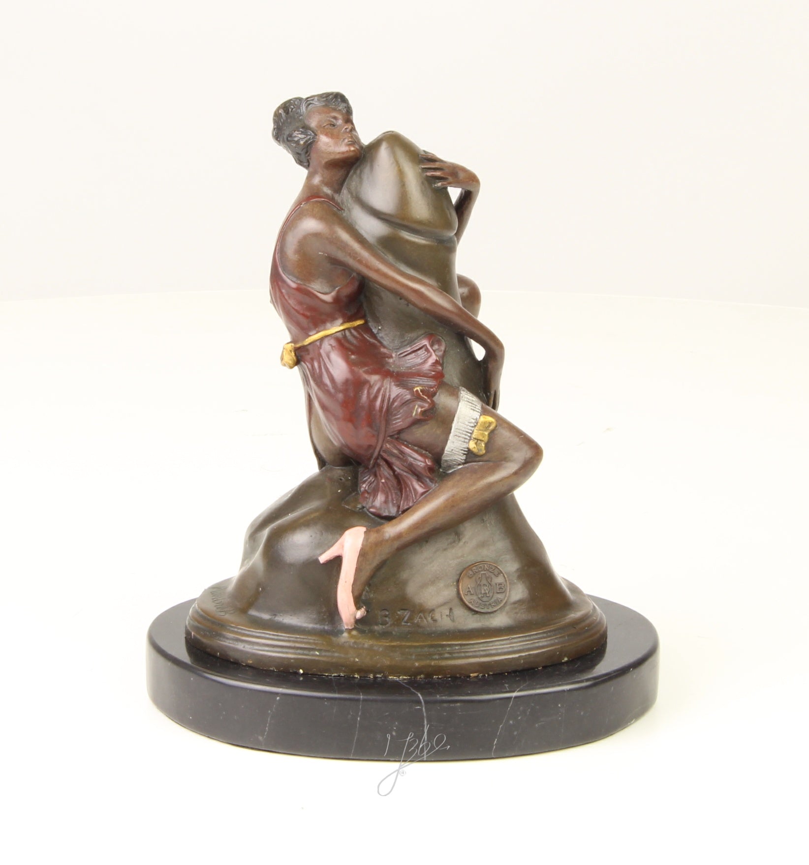 Vrouw omarmt fallus – Brons beeld – 17,7 cm