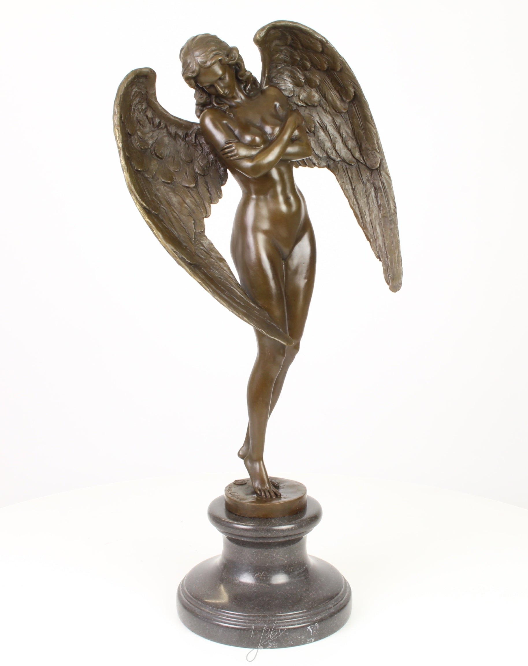Bronzen gevleugelde nacht – Sculptuur op sokkel