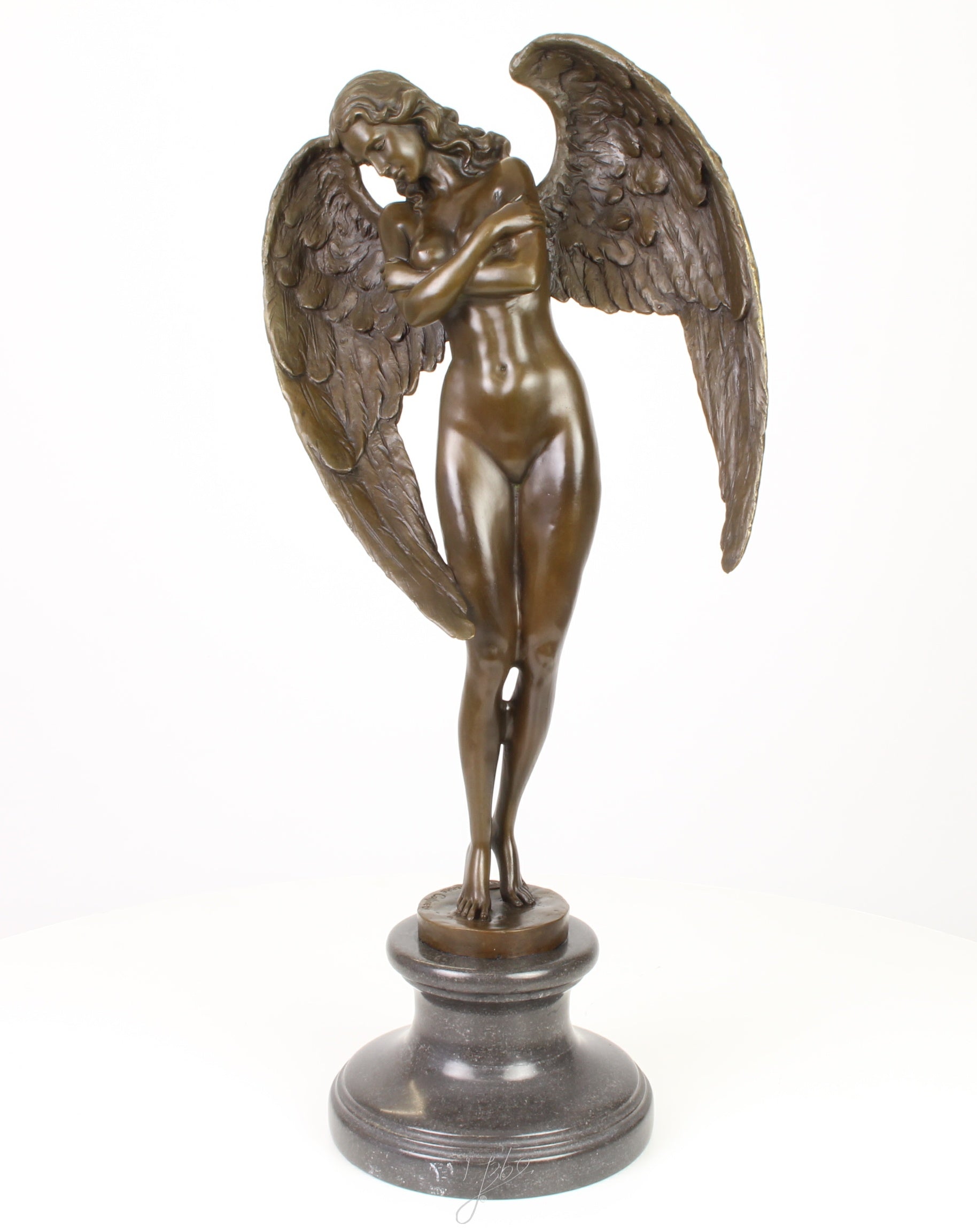 Bronzen gevleugelde nacht – Sculptuur op sokkel