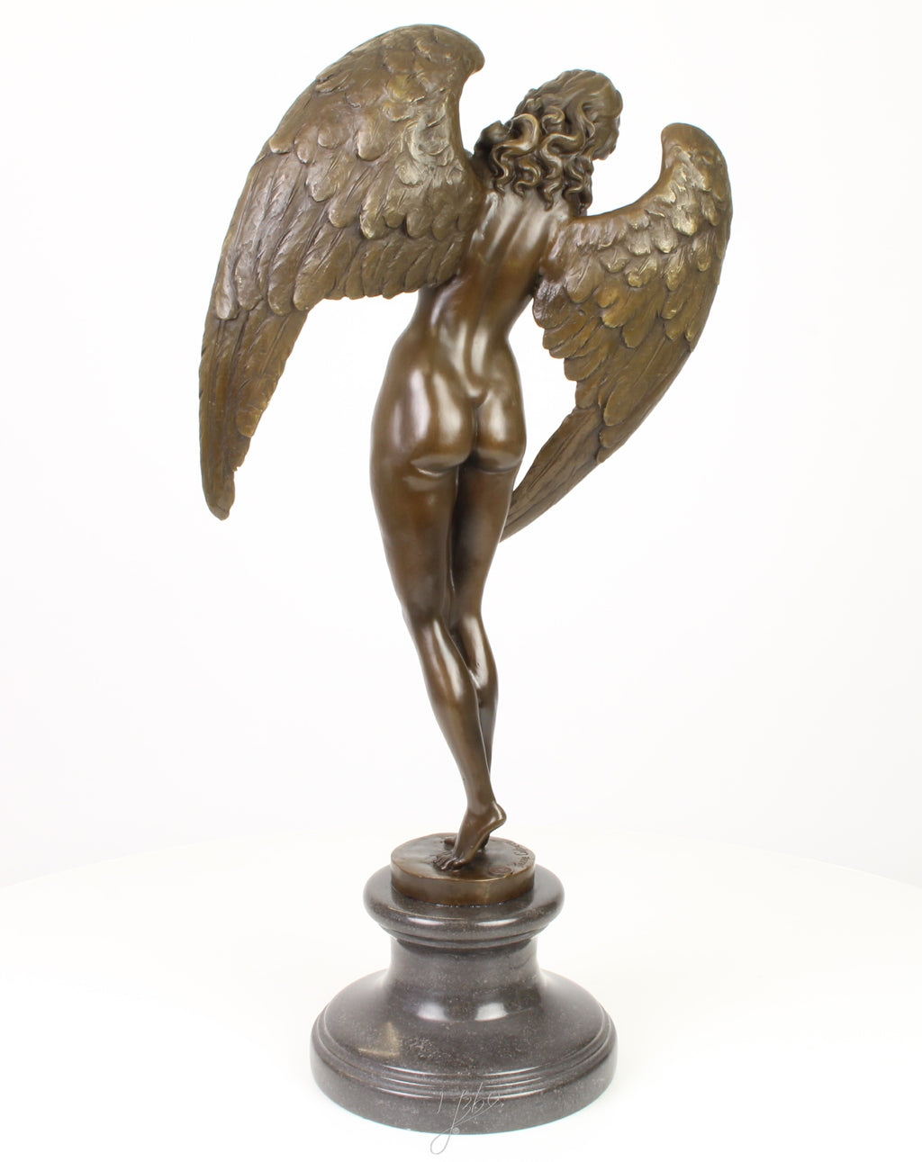 Bronzen gevleugelde nacht – Sculptuur op sokkel
