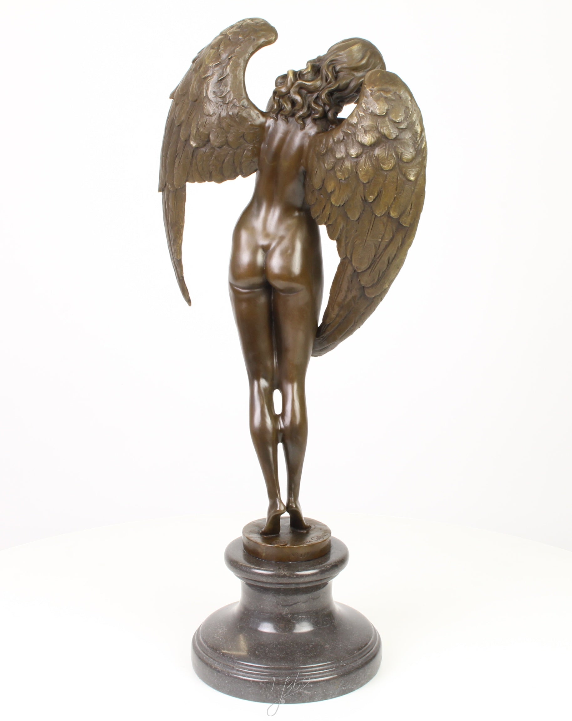 Bronzen gevleugelde nacht – Sculptuur op sokkel