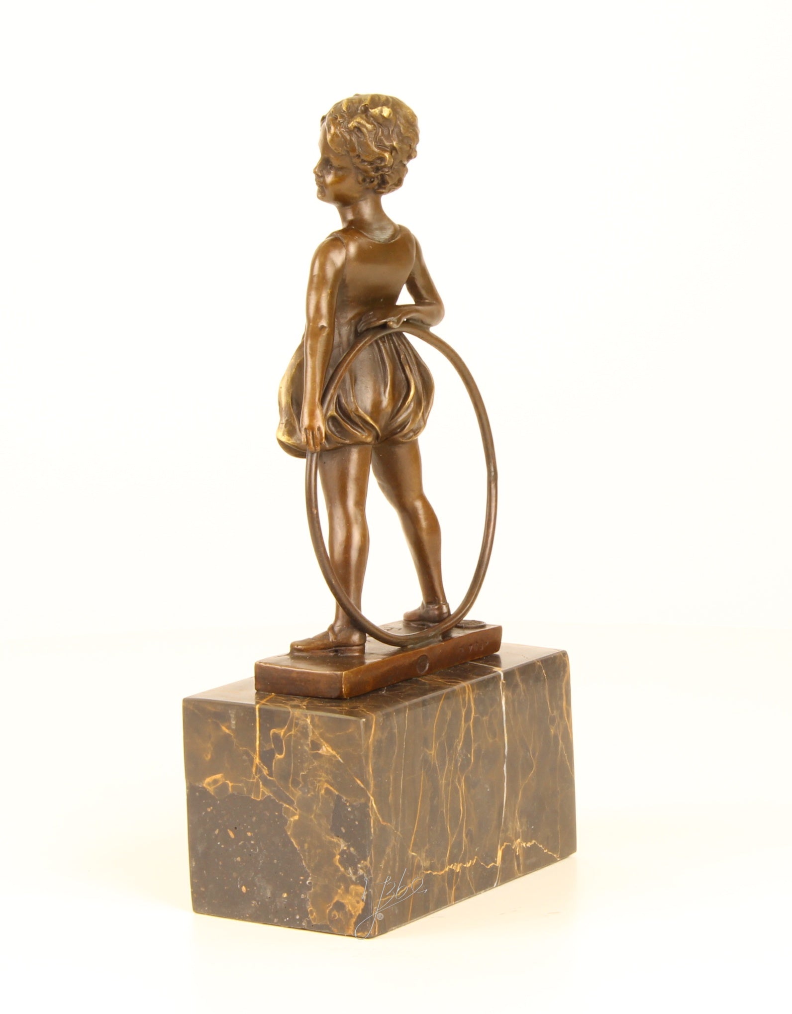 Hoop Girl – Bronzen beeld, marmer – 26 cm