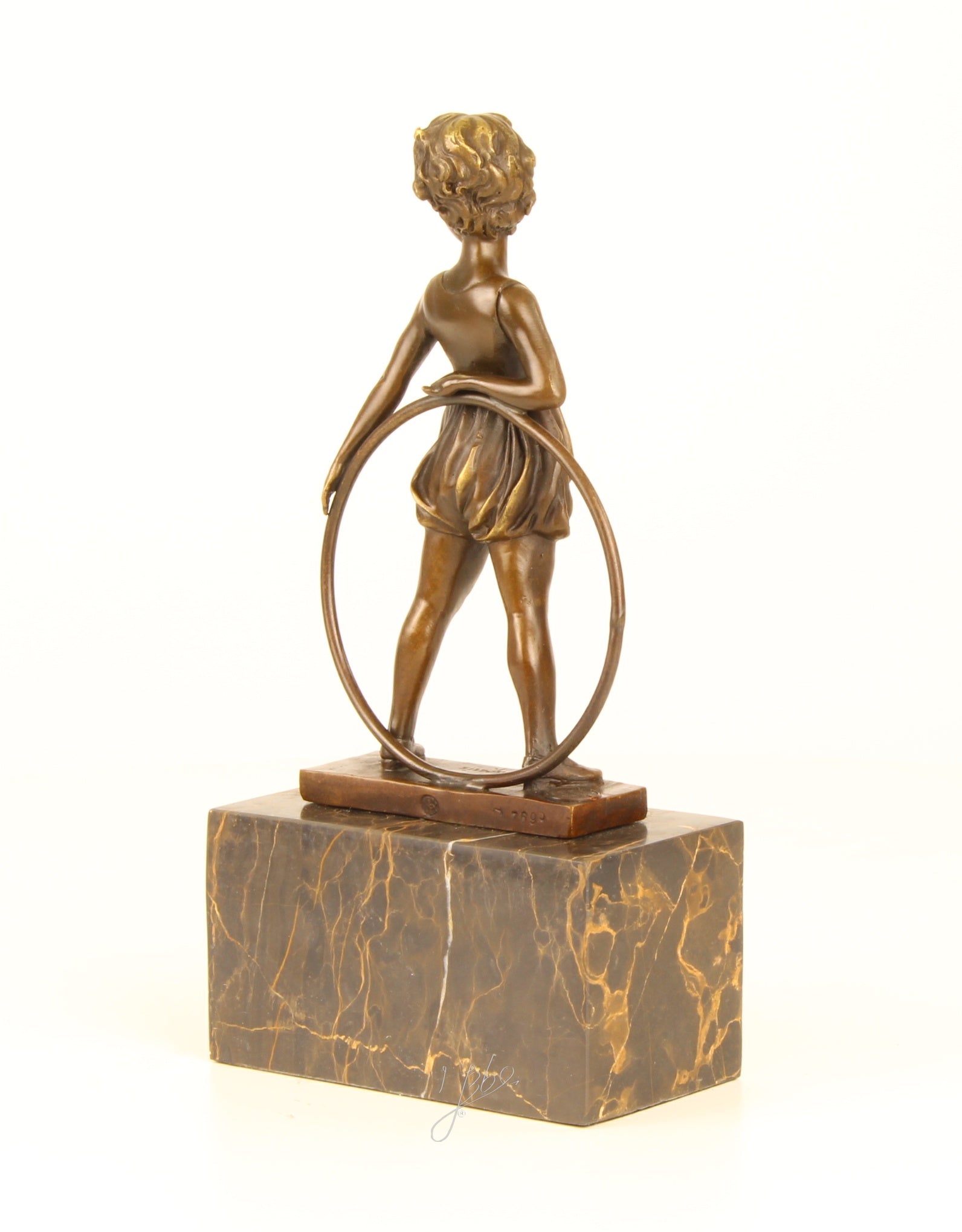 Hoop Girl – Bronzen beeld, marmer – 26 cm