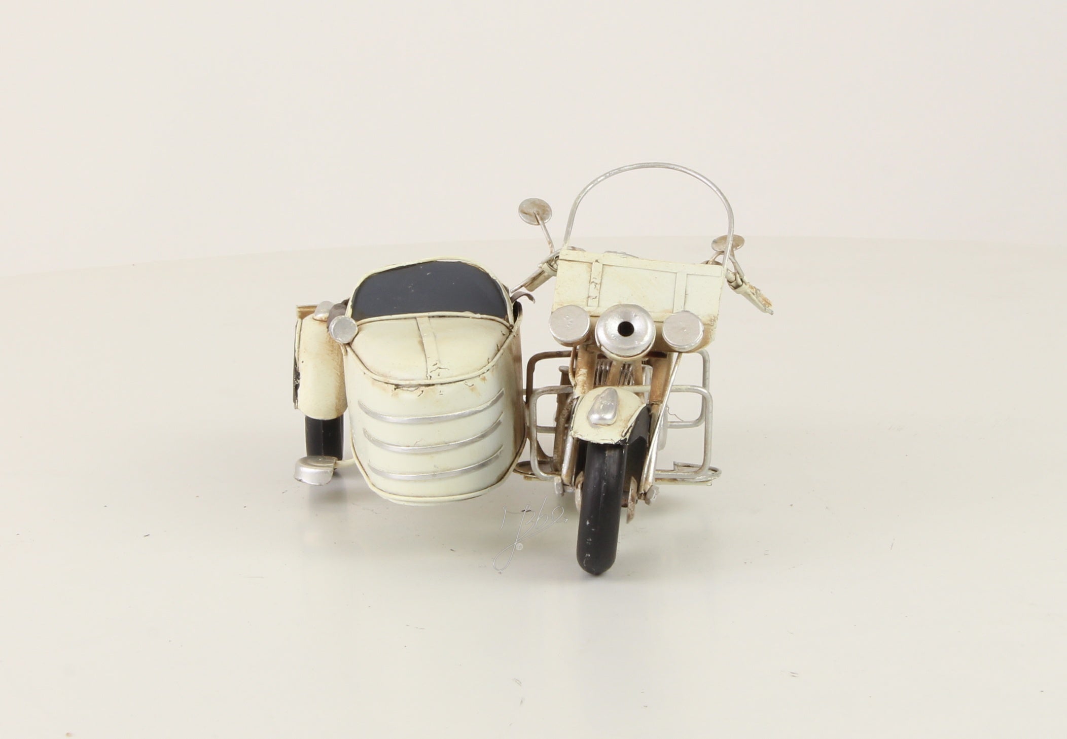 Motor met zijspan – Blikmodel ivoor – 20,4 cm