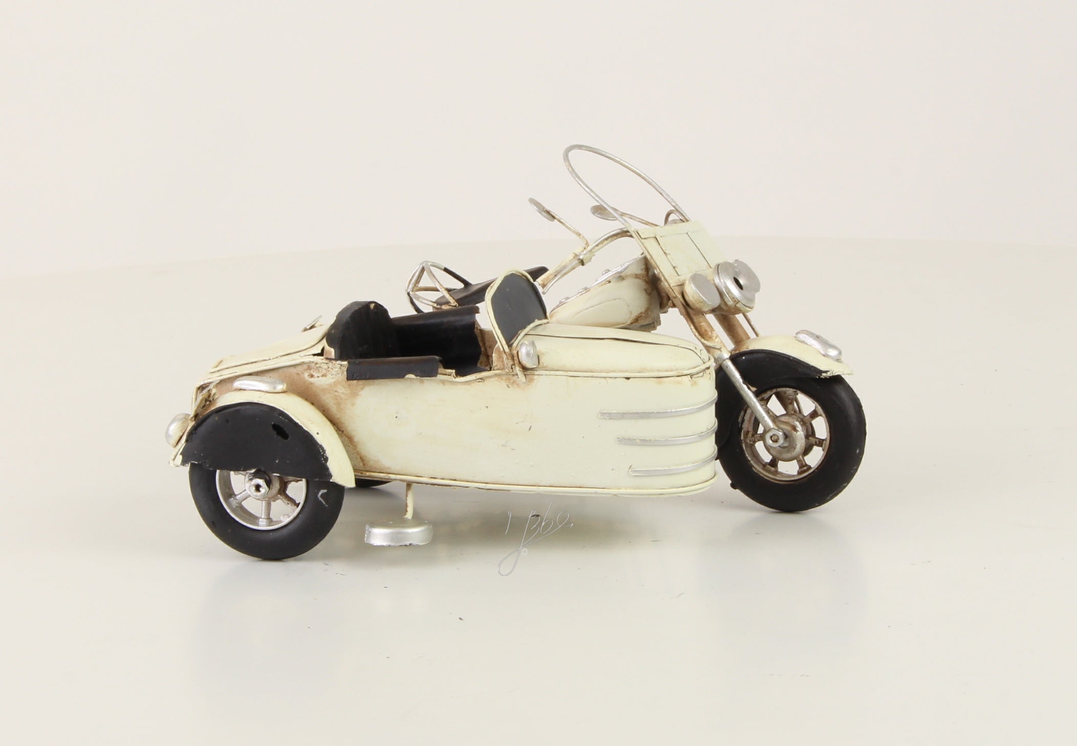 Motor met zijspan – Blikmodel ivoor – 20,4 cm