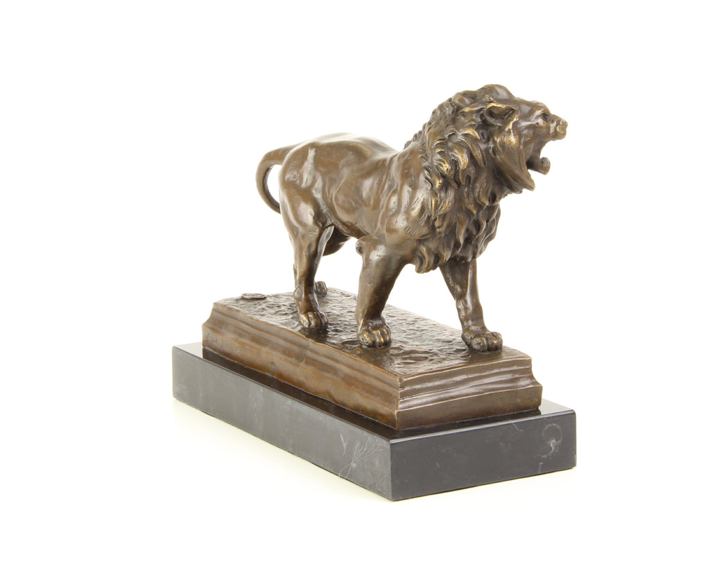 Bronzen leeuw sculptuur – op marmeren sokkel