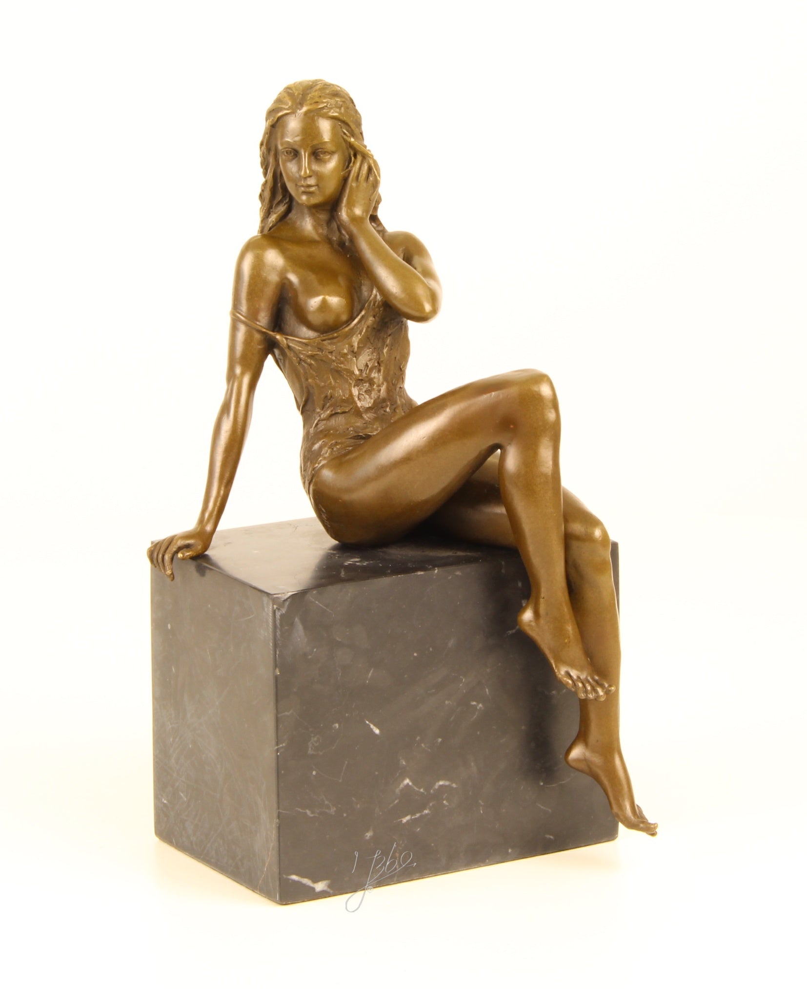 Zittende dame – Bronzen beeld, marmer – 24,7 cm