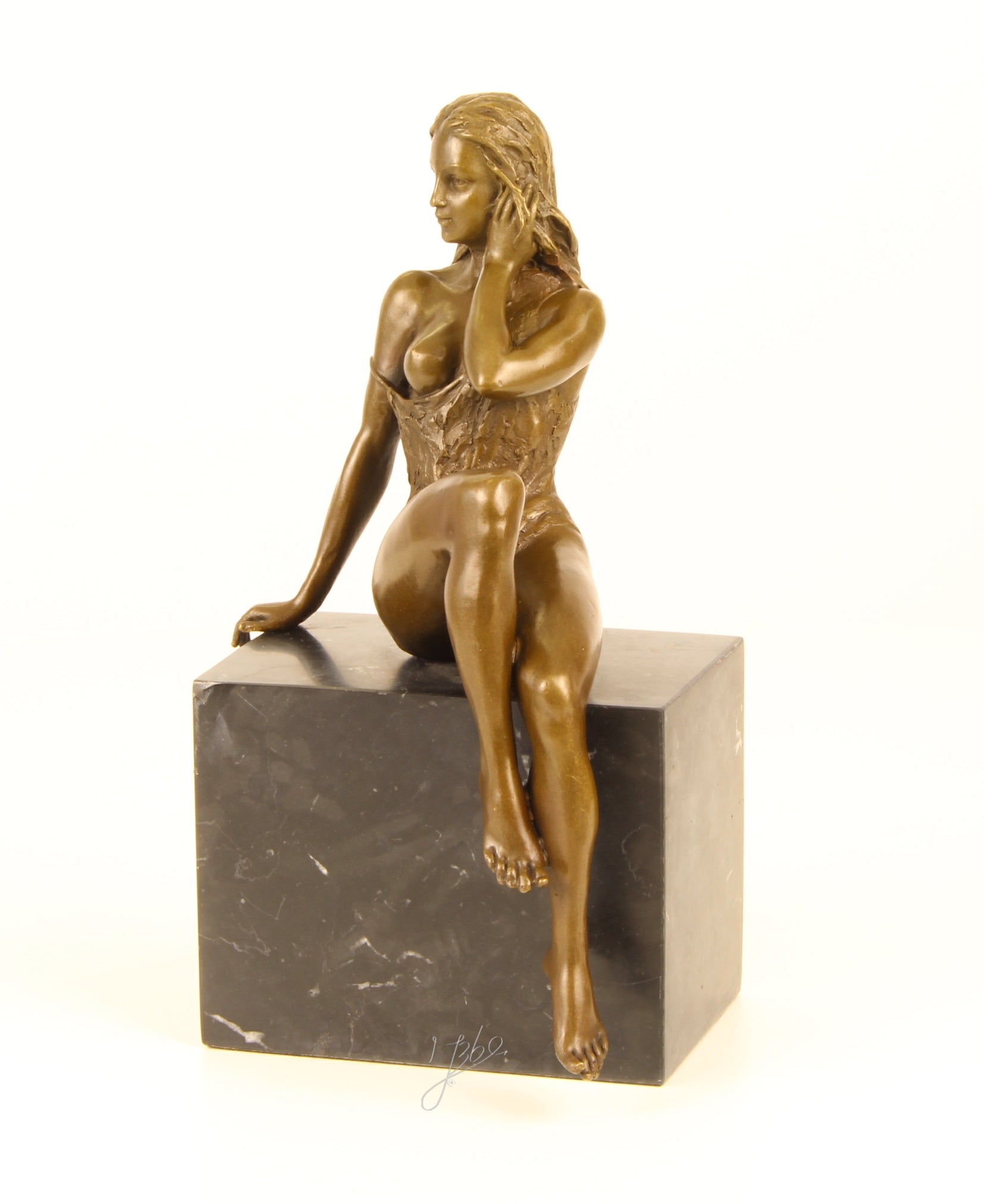 Zittende dame – Bronzen beeld, marmer – 24,7 cm