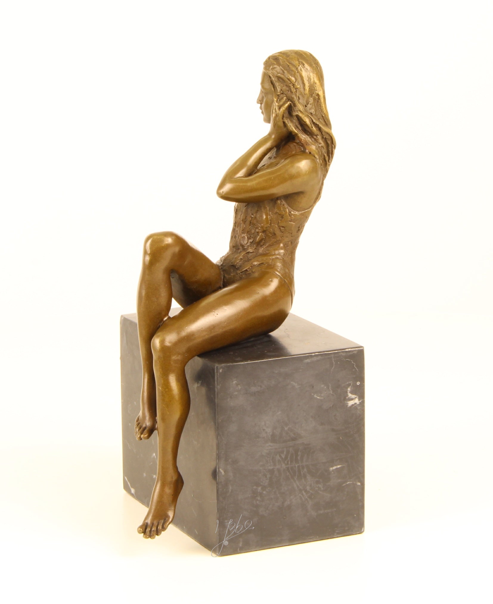 Zittende dame – Bronzen beeld, marmer – 24,7 cm