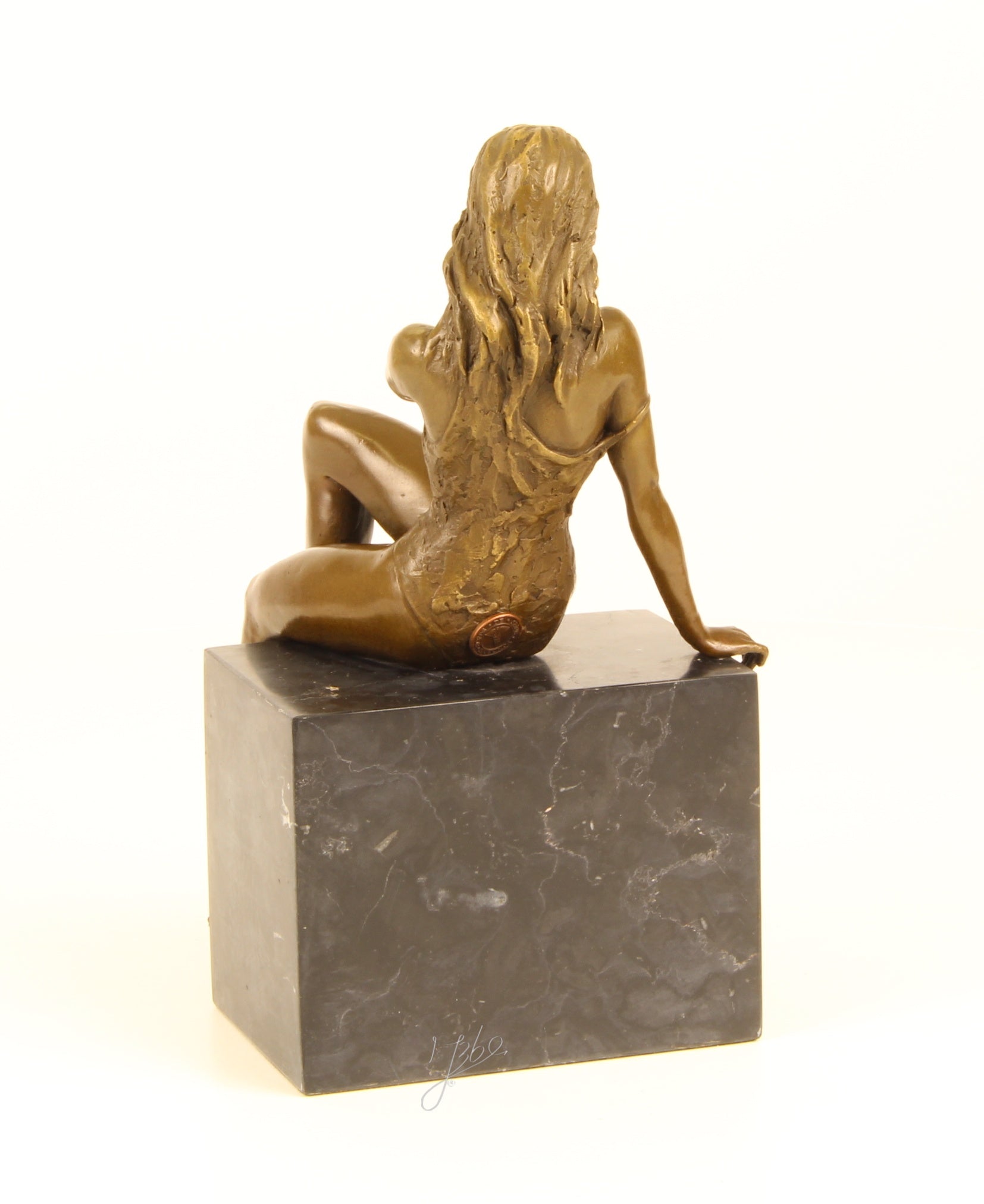 Zittende dame – Bronzen beeld, marmer – 24,7 cm