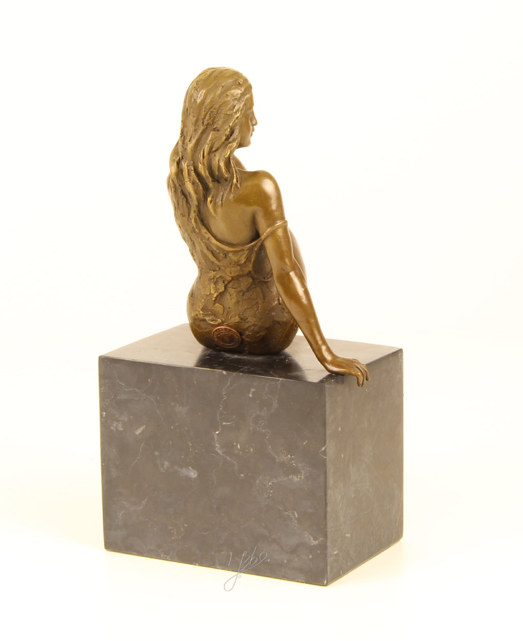Zittende dame – Bronzen beeld, marmer – 24,7 cm