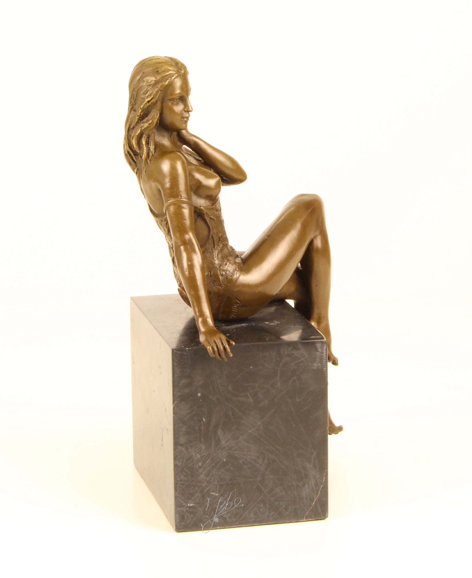 Zittende dame – Bronzen beeld, marmer – 24,7 cm