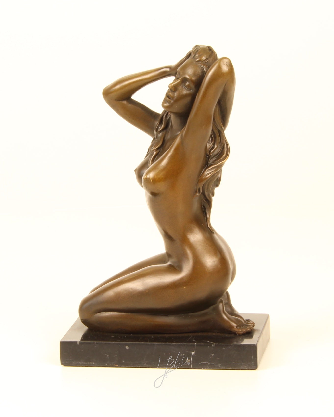 Bronzen beeld van een knielende vrouw