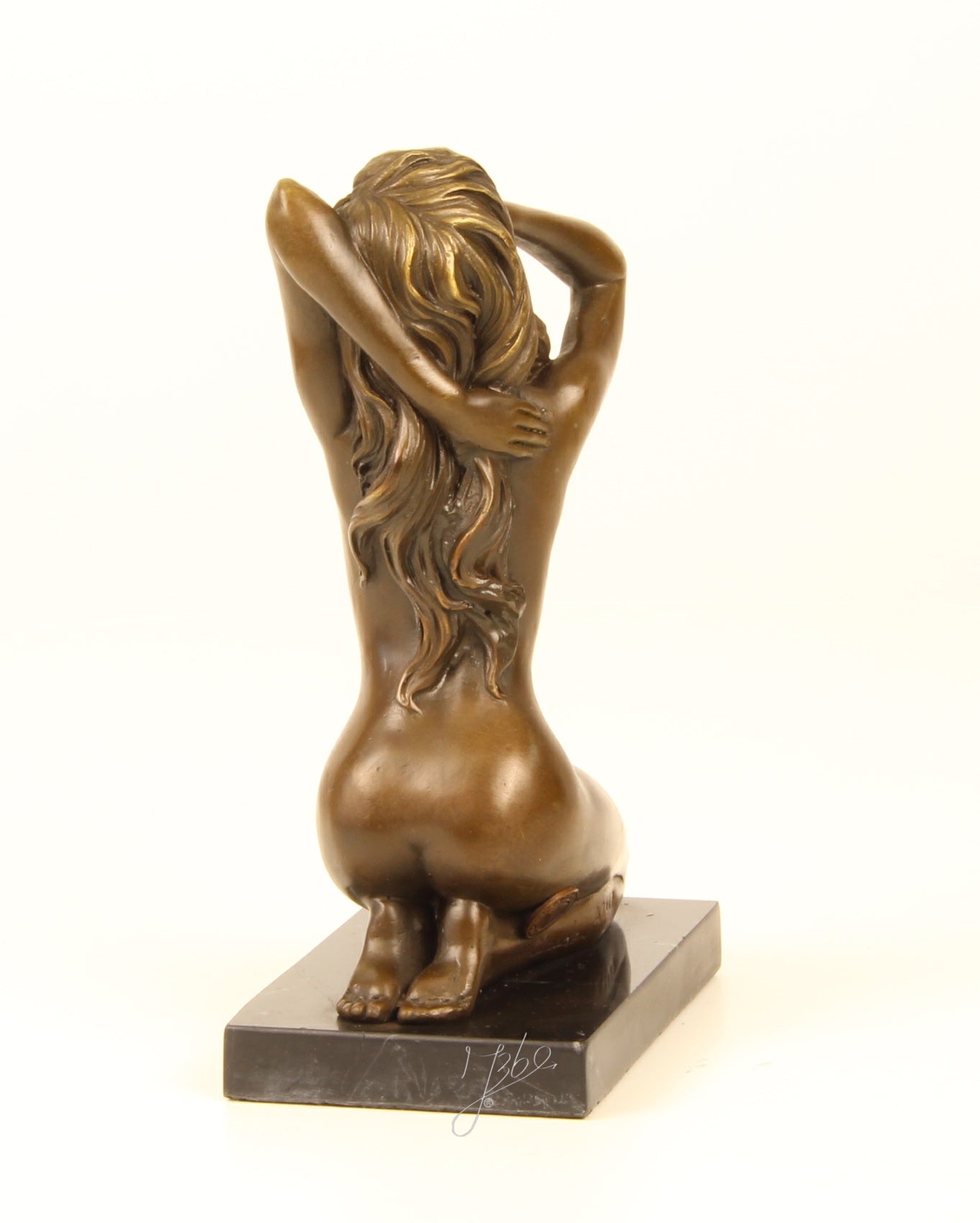 Bronzen beeld van een knielende vrouw