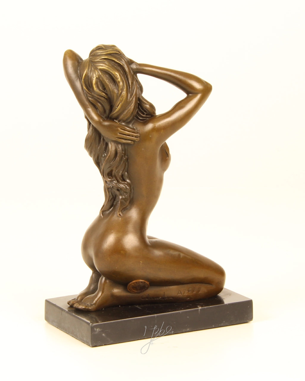 Bronzen beeld van een knielende vrouw