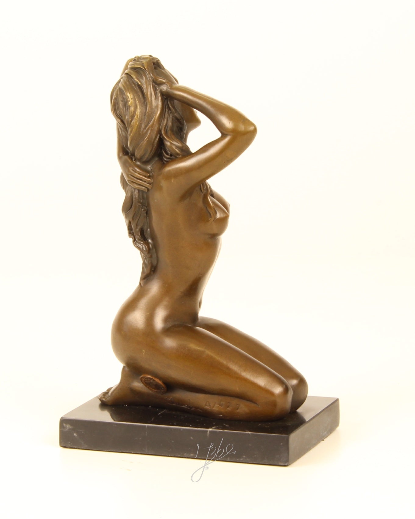 Bronzen beeld van een knielende vrouw