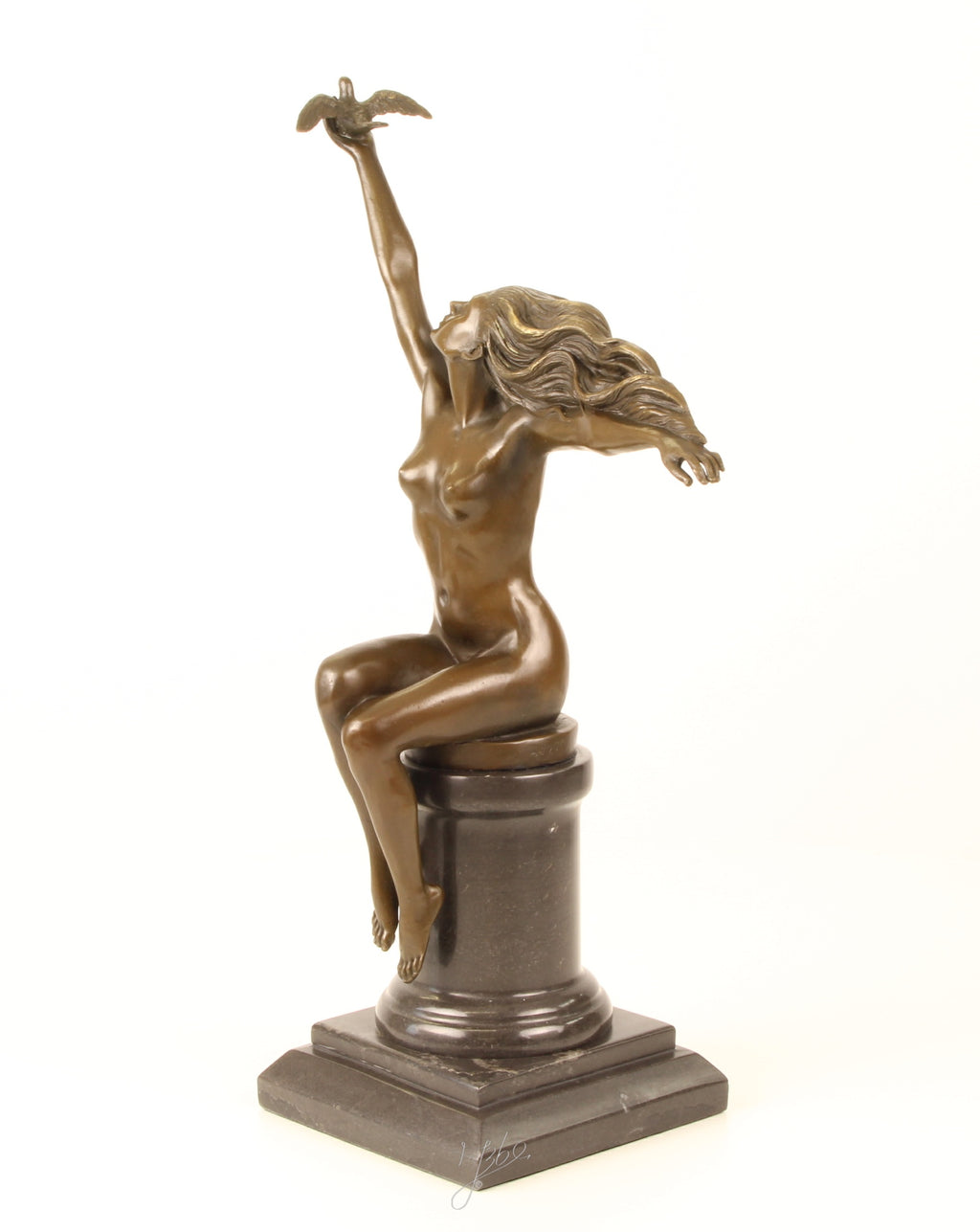 Woman with Dove - Bronze sculpture - 42 cm