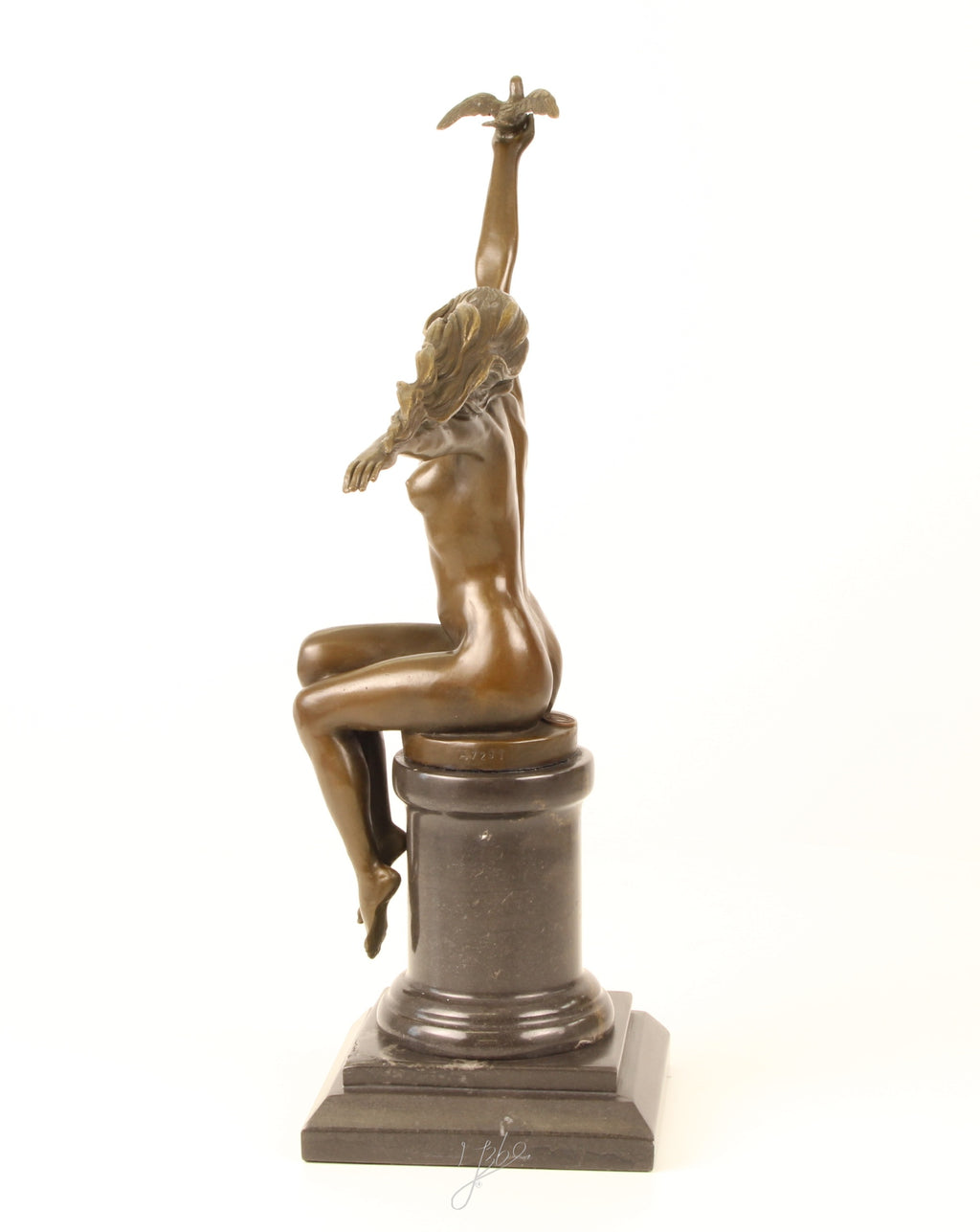 Woman with Dove - Bronze sculpture - 42 cm