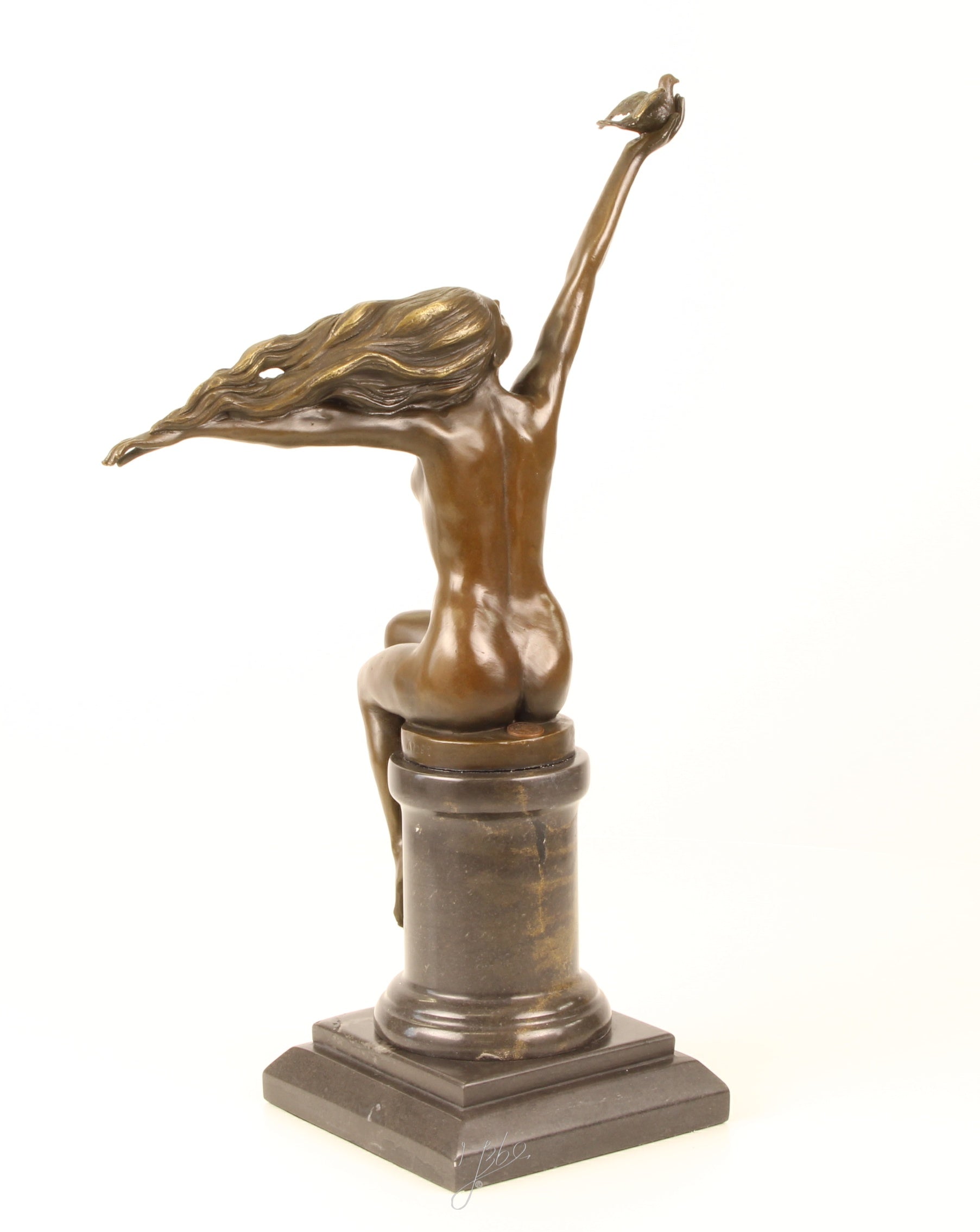 Woman with Dove - Bronze sculpture - 42 cm