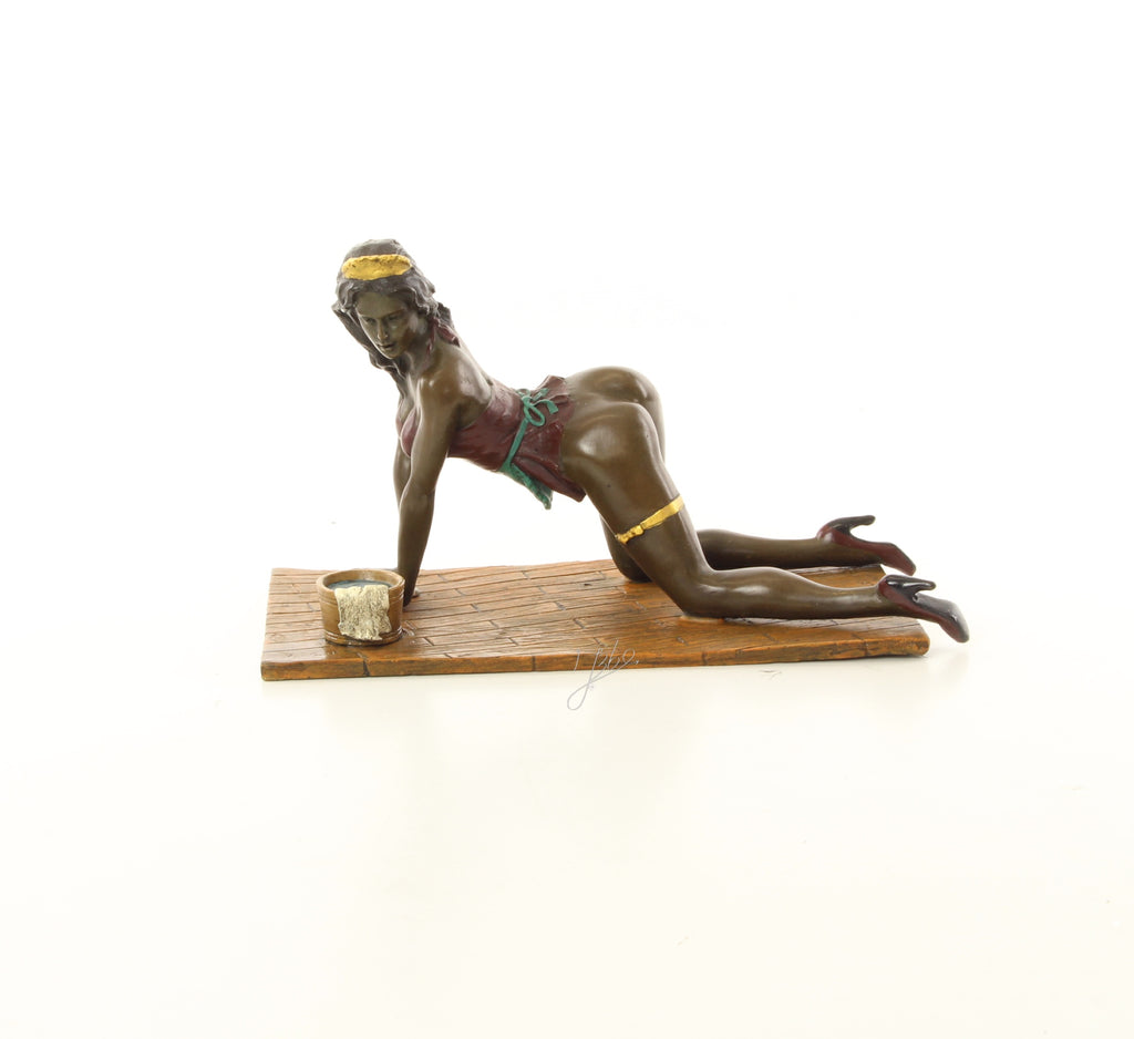 Dweilende dame – Erotische bronzen sculptuur