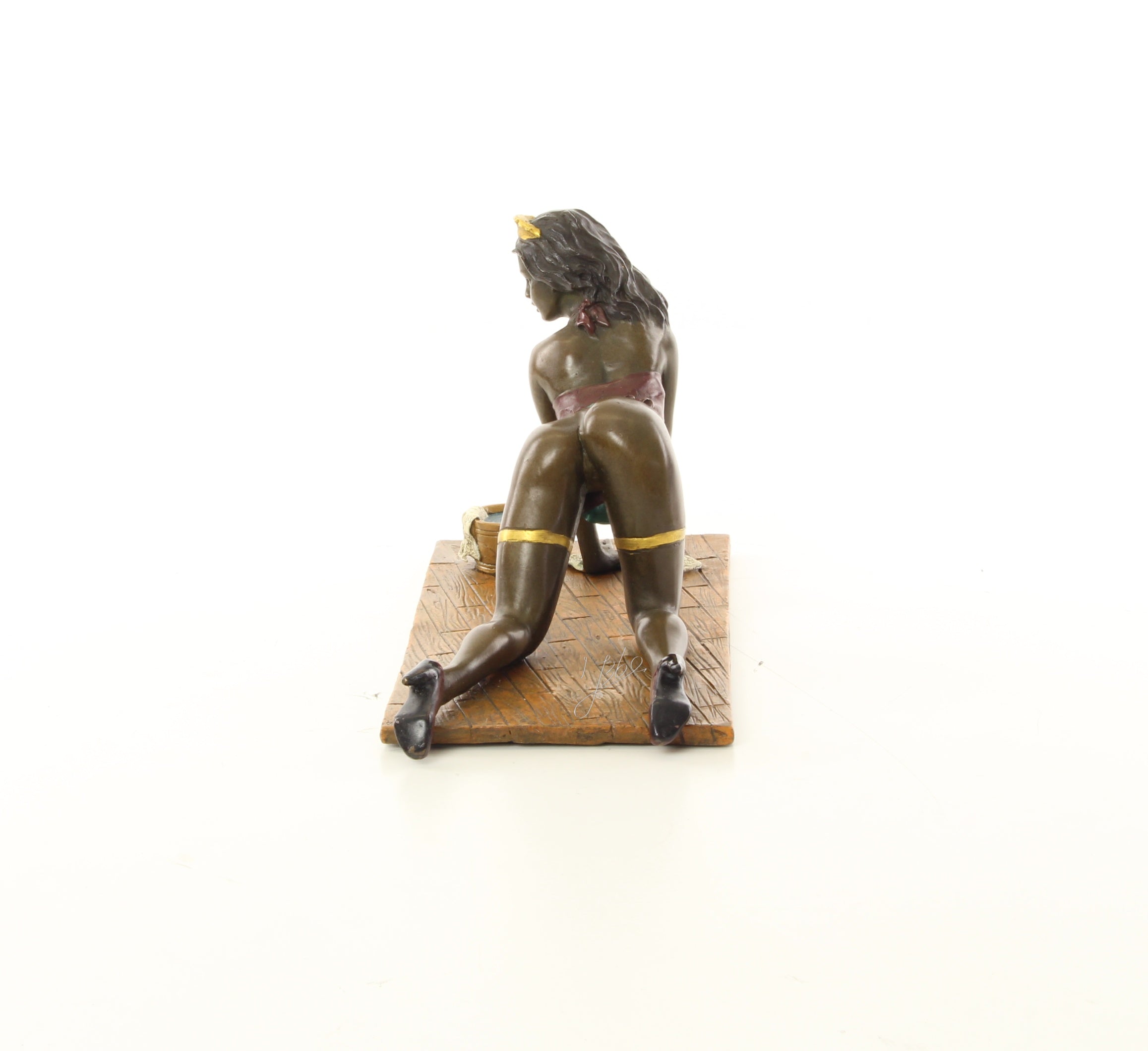 Dweilende dame – Erotische bronzen sculptuur