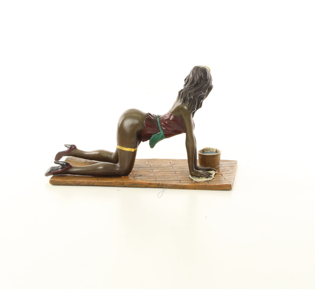 Dweilende dame – Erotische bronzen sculptuur