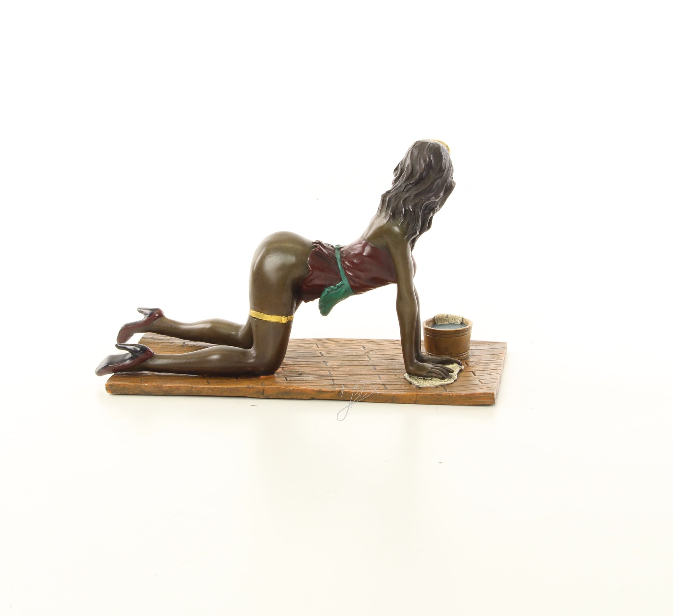 Dweilende dame – Erotische bronzen sculptuur