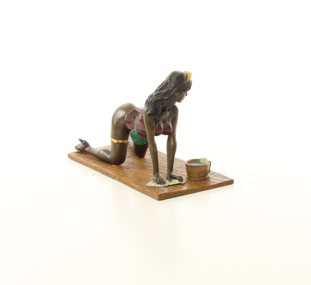 Dweilende dame – Erotische bronzen sculptuur