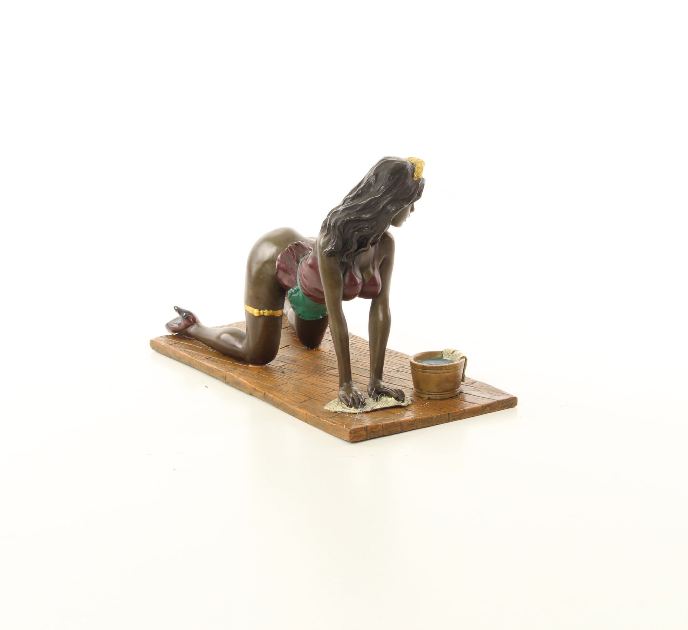 Dweilende dame – Erotische bronzen sculptuur