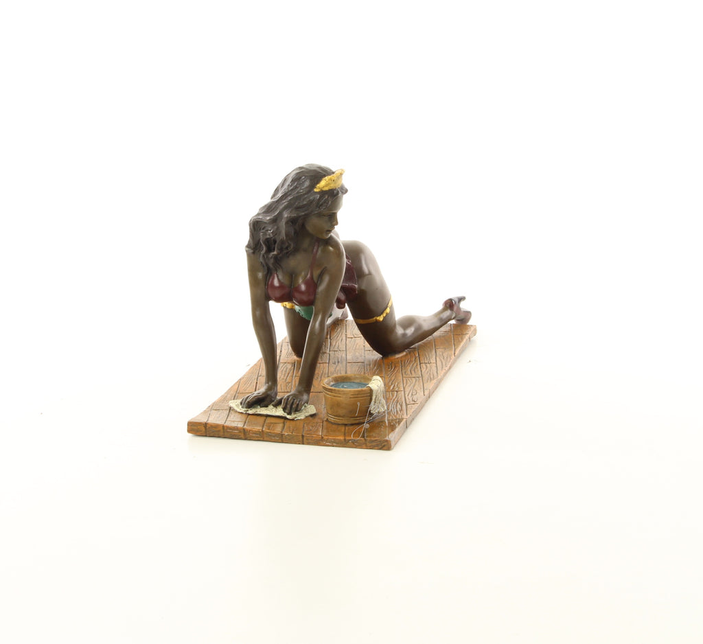 Dweilende dame – Erotische bronzen sculptuur